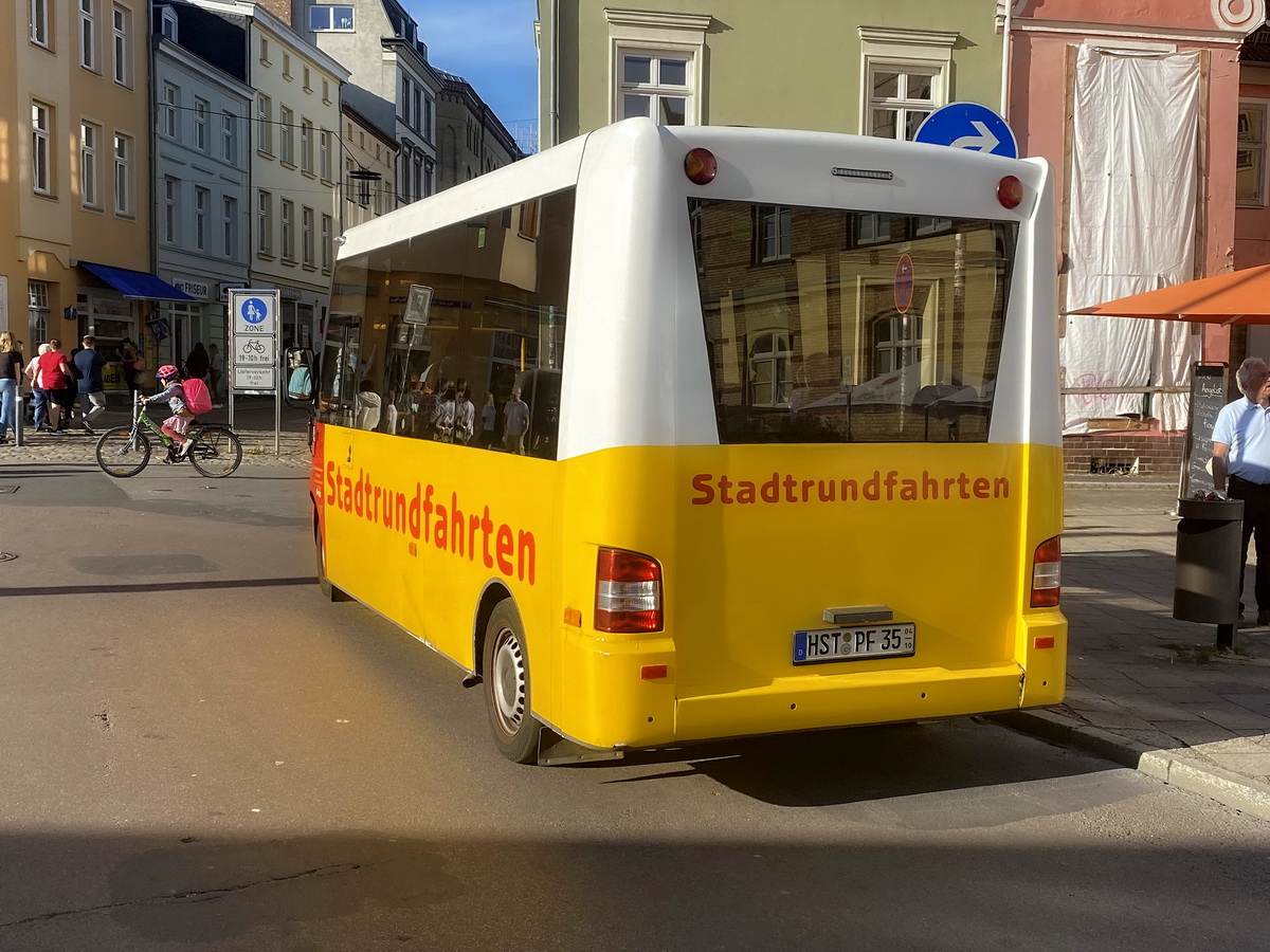 Heckpartie eines VW der Stadtrundfahrten Stralsund in Stralsund am 21. September 2020. 
