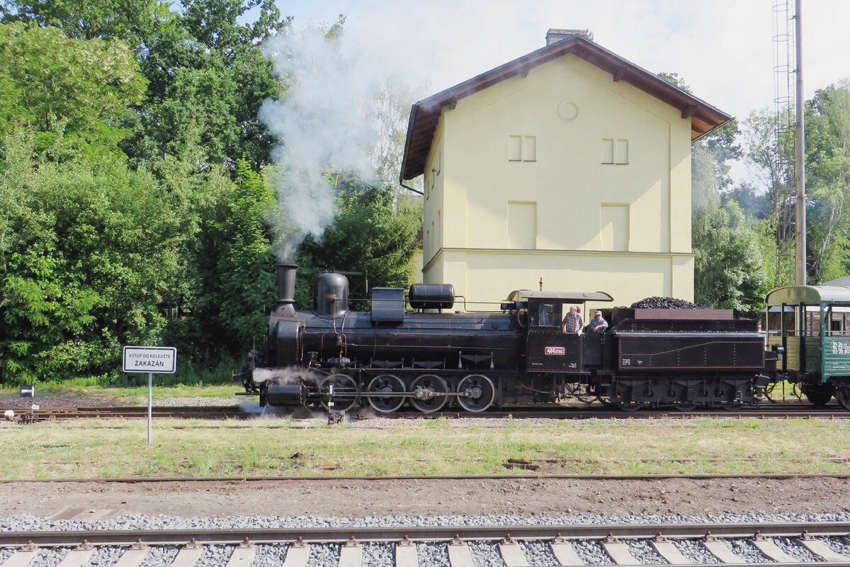 HELIKON 414 096 steht am 11 Juni 2022 in Luzna u Rakovnika. 