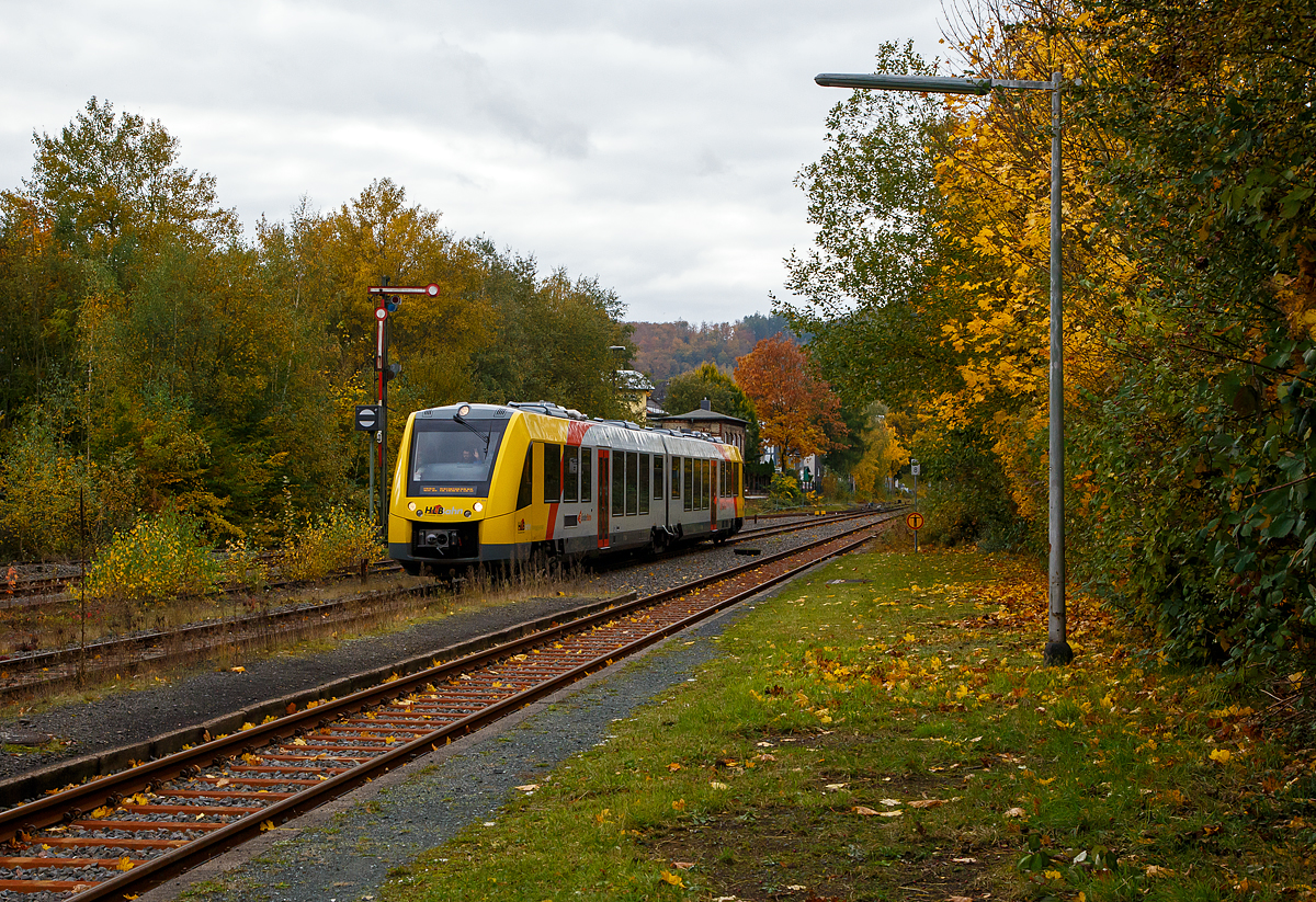 Herbstzeit in Herdorf....
Der VT 504 (95 80 1648 104-5 D-HEB / 95 80 1648 604-4 D-HEB) ein Alstom Coradia LINT 41 der neuen Generation / neue Kopfform der HLB (Hessische Landesbahn GmbH) fährt am 23.10.2021, als RB 96  Hellertalbahn“ (Betzdorf – Herdorf – Neunkirchen) in den Bahnhof Herdorf ein.

Einen lieben Gruß an den netten Triebfahrzeug zurück.