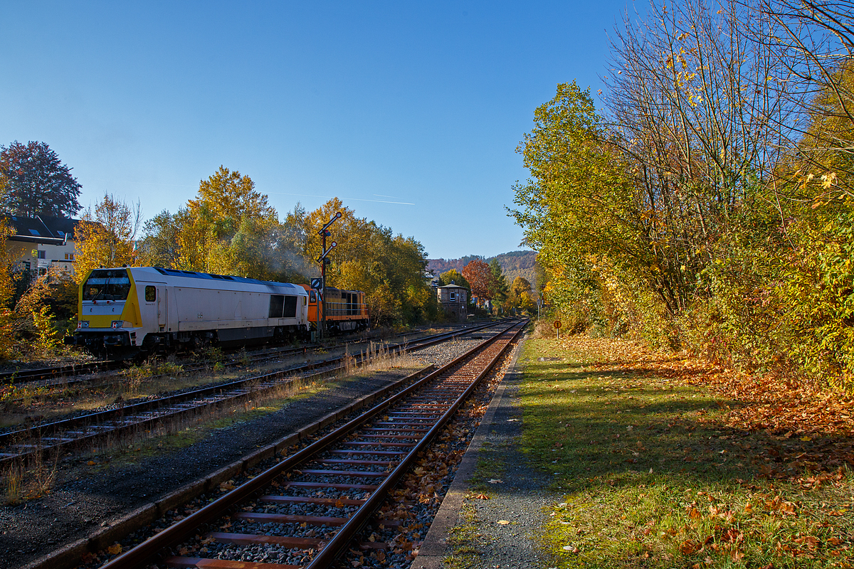 Herbstzeit oder Indian Summer in Herdorf..... 
Nun haben sie am 28.10.2021 im Bahnhof Herdorf auf Gleis 4 Hp2 „Langsamfahrt“ und die KSW 43 (92 80 1273 018-2 D-KSW) der KSW (Kreisbahn Siegen-Wittgenstein) fährt (mit mächtiger Dieselwolke) mit der Mietlok der Voith Maxima 30 CC – VTLT 263 005-5 (92 80 1263 005-1 D-VTLT) der Voith Turbo Lokomotivtechnik GmbH & Co. KG am Haken in Richtung Betzdorf (Sieg) los. Es wird nicht nur das Signal Hp2 „Langsamfahrt“, sondern auch das davor stehende Signal zeigt Sh 1 „Fahrverbot aufgehoben“.

Vorne (Bildmitte) das Stellwerk Herdorf Fahrdienstleiter (Hf).