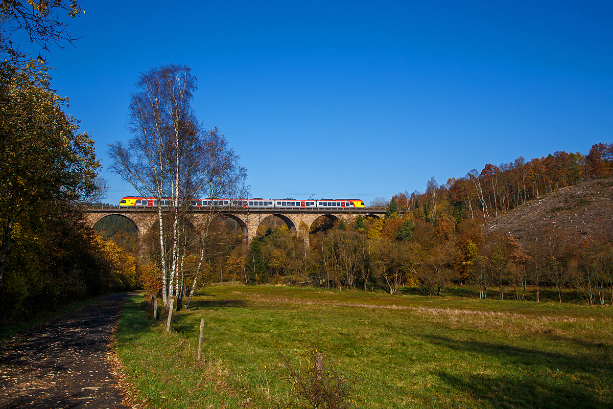 Herbstzeit im Siegerland...
Ein 5-teiliger Flirt der HLB (Hessischen Landesbahn) als RE 99 (RE 40) Main-Sieg-Express (Fankfurt - Gießen - Siegen), fährt am 28.10.2021 über den Rudersdorfer Viadukt in Richtung Siegen.

Der Rudersdorfer Viadukt wurde zwischen 1914 und 1915 gebaut, und gehört zu den Ingenieur-Großbauwerken der Dillstrecke (KBS 445).