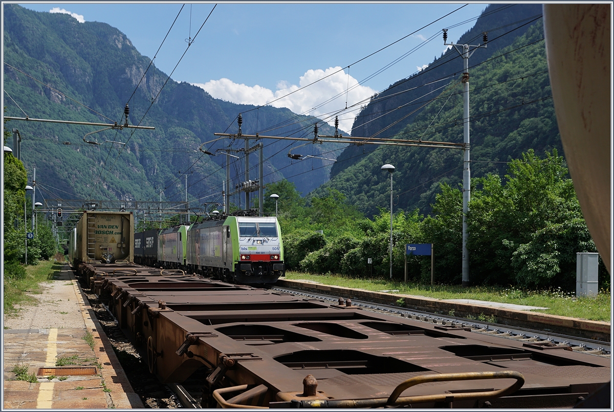 Herrlich viel Verkehr auf der Simplon-Strecke: ein südwärts fahrender Güterzug wartet in Varzo auf die Streckenfreigabe, während aus der Gegenrichtung ein von zwei BLS Re 486 gezogener Gegenzug nordwärts fährt.
22. Juli 2017