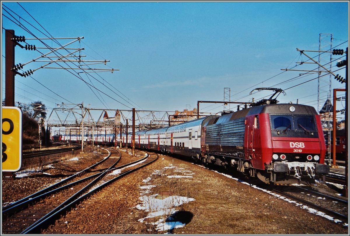 Heute kaum vorstellbar: die von der SBB bestellten IC 2000 Doppelstockwagen trafen zu früh ein, so dass sie für einige Monate bei der DSB aushelfen konnten. (Allein die Zulassung dauert heute schon eine halbe Ewigkeit.) Zwischen zwei EA eingereiht wurden so einigen Zusatzzüge zu Spitzenzeiten gefahren. Analoges Bild/Kopenhagen Österport, im März 2001