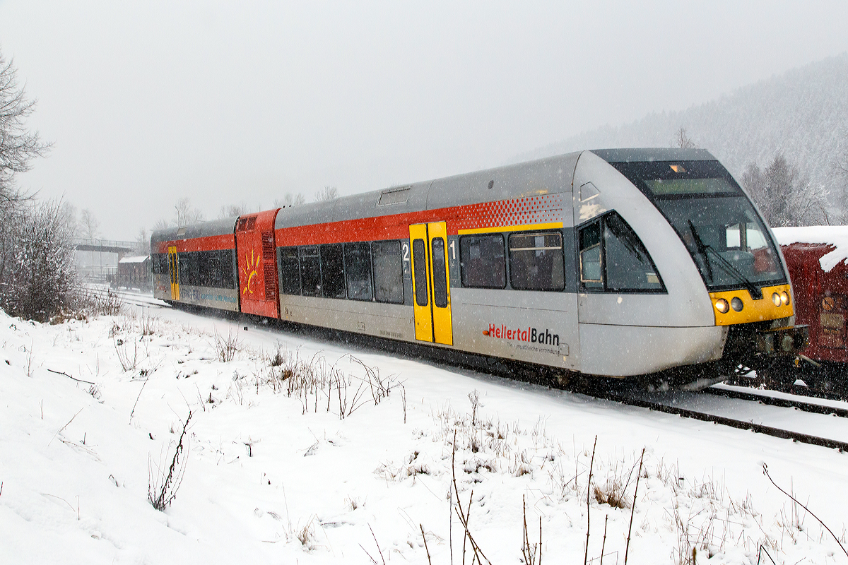 
Heute schneit es auch in Herdorf und es gab reichlich von dem weißen Zeug....

Ein Stadler GTW 2/6 der Hellertalbahn fährt am 02.02.2015 von Herdorf weiter in Richtung Neunkirchen. Er fährt als RB 96  Hellertal-Bahn  (Betzdorf-Herdorf-Neunkirchen)