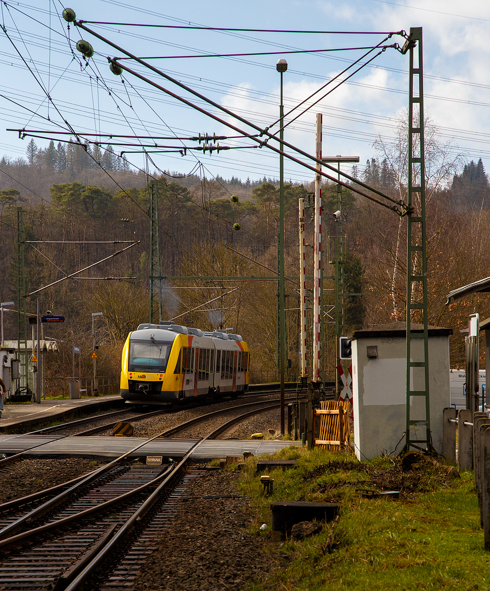 Heute wird links gefahren....
Der Dieseltriebzug VT 251 (95 80 0648 151-8 D-HEB / 95 80 0648 651-7 D-HEB) ein Alstom Coradia LINT 41 der HLB (Hessische Landesbahn), mit über 25 Minuten Verspätung, am 26.02.2020 vom Bahnhof Scheuerfeld/Sieg weiter in Richtung Wissen. Er fährt als RB 90  Westerwald-Sieg-Bahn  (Siegen - Au/Sieg - Altenkirchen). 

Mir war es eigentlich schon klar, dass er dann nicht an Gleis 402, sondern an Gleis 411 hält, aber nicht der DB. Die Anzeige am Bahnsteig, wie auch die DB Navigator App, zeigten zwar die Verspätung, aber zeigten auch an der er von Gleis 402 fährt. So ergibt sich nun eine zusätzliche Verspätung, denn die Reisenden mussten nun erst zum ca. 50 m entfernten und gegenüberliegenden Bahnsteig laufen. Aber zum Glück ging wenigstens die Schranke auf.