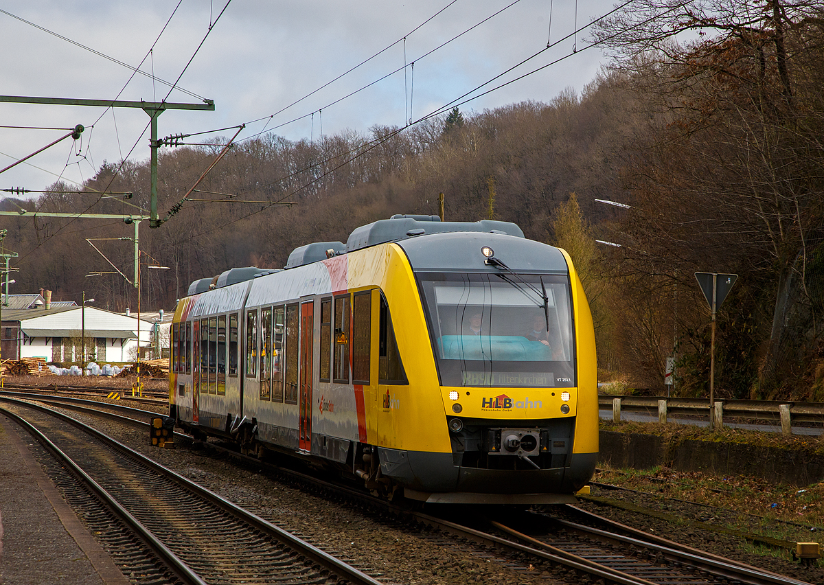 Heute wird links gefahren....
Der Dieseltriebzug VT 251 (95 80 0648 151-8 D-HEB / 95 80 0648 651-7 D-HEB) ein Alstom Coradia LINT 41 der HLB (Hessische Landesbahn), mit über 20 Minuten Verspätung, erreicht am 26.02.2020 den Bahnhof Scheuerfeld/Sieg. Er fährt als RB 90  Westerwald-Sieg-Bahn  (Siegen - Au/Sieg - Altenkirchen). 

Mir war es eigentlich schon klar, dass er dann nicht an Gleis 402, sondern an Gleis 411 hält, aber nicht der DB. Die Anzeige am Bahnsteig, wie auch die DB Navigator App, zeigten zwar die Verspätung, aber zeigten auch an der er von Gleis 402 fährt. So ergibt sich nun eine zusätzliche Verspätung, denn die Reisenden mussten nun erst zum ca. 50 m entfernten und gegenüberliegenden Bahnsteig laufen. Aber zum Glück ging wenigstens die Schranke auf. Sorry an den Tf der HLB, mit meinem Zeichen wollte ich darauf aufmerksam machen, dass es einfach nicht angezeigt wurde. Das dürfte nicht viel Aufwand für den Fdl sein.

In der DB Reiseauskunft bzw. DB Navigator App Stand:
Zwischen Scheuerfeld (Sieg) und Niederhövels befinden sich Gegenstände auf der Strecke. Der Streckenabschnitt ist eingleisig befahrbar. In der Folge kommt es wahrscheinlich zu Verspätungen. Die voraussichtliche Dauer der Störung ist bis zum 26.02.2022.

Die Gegenstände waren Felsbrocken, neben dem bald folgenden Mühlburg-Tunnel war an der Felswand eine Felsberäumung im Gange. Dabei werden alle losen Steine entfernt, um die Gefahr eines möglichen Steinschlages zu mindern. Bild dazu folgt.