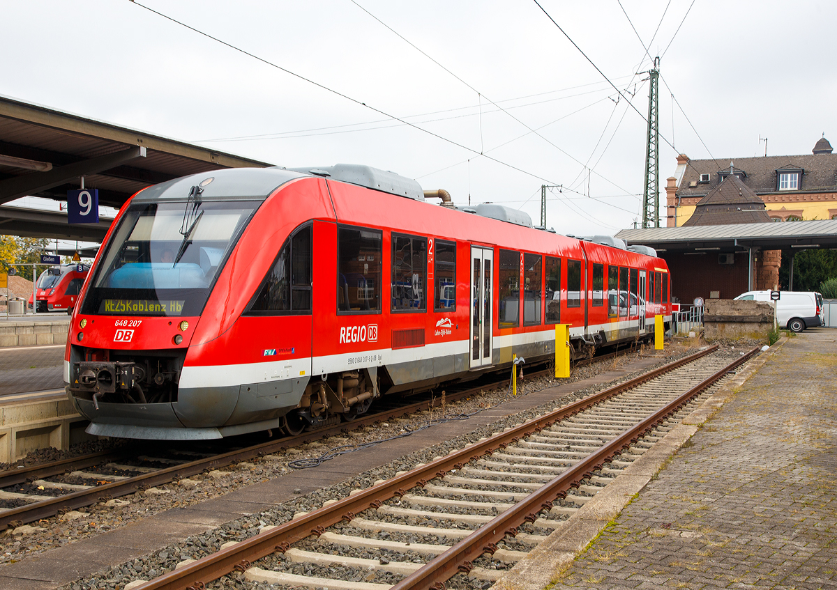 
Heutzutage fahren alte Bekannt an der Lahn, frührer waren sie an der Sieg (als DreiLänderBahn) unterwegs....Der Alstom Coradia LINT 41 - 648 207 / 707 der Lahn-Eifel-Bahn (DB Regio) steht am 01.10.2017 im Bahnhof Gießen, als RE 25  Lahntalexpress   nach Koblenz Hbf, zur Abfahrt bereit.  Viel von einem  Express  haben diese Dieseltriebwagen eigentlich nicht mehr, nur das sie nicht an jedem Bahnhof halten. Früher wurden  RegioSwinger  (BR 612) für diese Verbindung eingesetzt.

Der Dieseltriebwagen hat die komplette NVR-Nummern 95 80 0648 207-8 D-DB Bpd / 95 80 0648 707-7 D-DB ABpd und wurde 2004 bei Alstom (ehemals LHB) unter der Fabriknummer 1001222-007 gebaut. Die EBA-Nummer ist EBA 04 D 14 B 007.