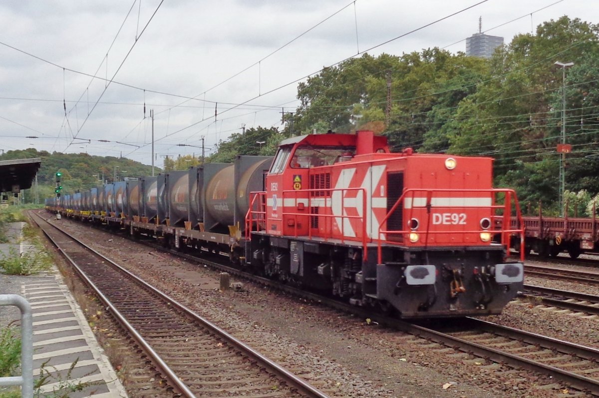 HGK DE 92 schleppt ein Müllzug durch Köln West am 4 Oktober 2017.