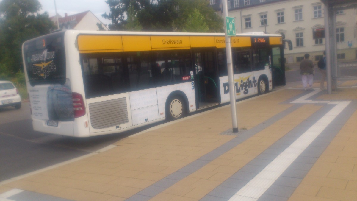 ....HGW NV 22 am Busbahnhof mit seiner werbung