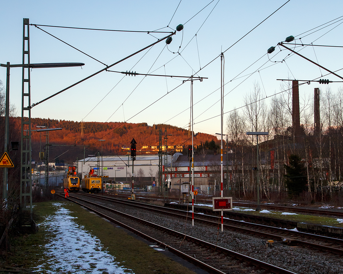 
Hier fährt heute keine Bahn mehr – Die Bahnstrecke Siegen-Brachbach ist gesperrt, weil am Bahnübergang Charlottenhütte ein Lkw die Oberleitung beschädigt hat.

Seit ca. 5.30 Uhr am Dienstagmorgen (13.02.2018) fahren zwischen Siegen und Brachbach keine Züge mehr. Aufgrund der beschädigten Oberleitungen aller vier Gleise, am Bahnübergang Charlottenhütte in Niederschelden, ist die Strecke zwischen Siegen und Brachbach seitdem gesperrt. Ein Lkw mit einem Kran hatte beim Queren des Bahnübergangs die Oberleitungen über allen vier Gleisen stark beschädigt - angeblich ohne dass der Ausleger ausgefahren gewesen sei, es könnte sein dass die Oberleitungen aber wegen des Eises durchgehangen haben.

„Techniker der DB Netz AG sind vor Ort und arbeiten mit Hochdruck an der Beseitigung des Schadens. Für eine möglichst schnelle Reparatur werden auch zwei Spezialfahrzeuge (711 104-4 und 708 325-6), sogenannte Turmtriebwagen, für die Arbeiten an der Oberleitung eingesetzt. Die Arbeiten werden nach derzeitigem Stand noch bis Betriebsschluss andauern“, so die Bahn-Pressemitteilung. 

Die Techniker der DB Netz AG versuchen, die Oberleitungen zu flicken oder neue zu ziehen.

Betroffen von der Sperrung sind die Linien RE 9 „Rhein-Sieg-Express“ (DB Regio) sowie RB 90 und RB 93 (Hessische Landesbahn). Die RE 9 verkehrt derzeit nur bis Betzdorf und entfällt zwischen Betzdorf und Siegen. Bahnreisende müssen zwischen Siegen und Betzdorf auf Ersatzbusse umsteigen.

Wer Richtung Frankfurt will hat es etwas einfacher, der kann in Betzdorf auf die Hellertalbahn RB 96 umsteigen und bis Dillenburg fahren.