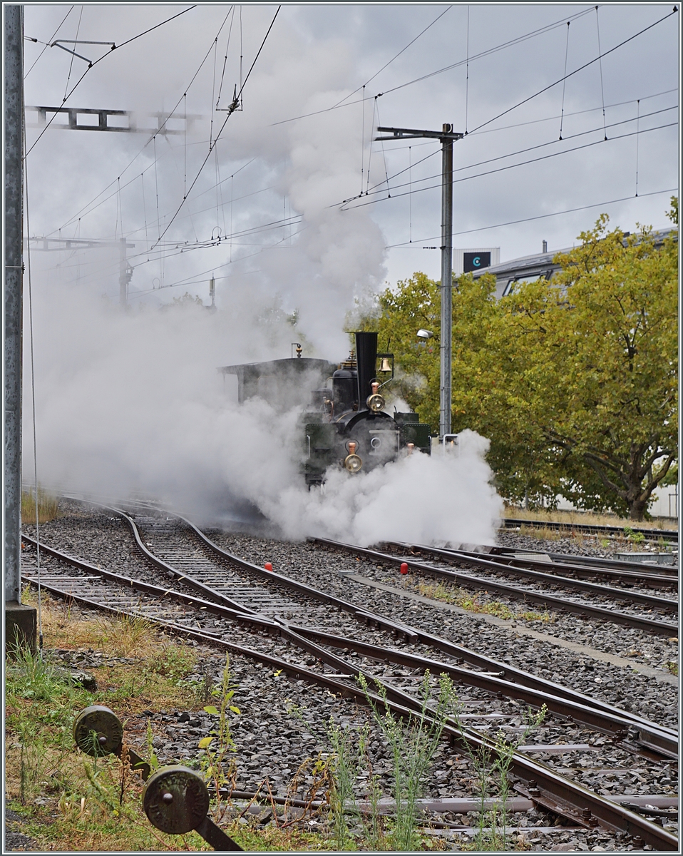 Hier ist die Freude an viel Dampf und Raucht etwas getrübt, ist doch der prachtvollen Dampf- und Rauchentwicklung fast das Motiv zum Opfer gefallen...

Die Blonay-Chamby G 3/3 N° 5  ex LEB  Baujahr 1890 in Vevey. 

27. September 2020