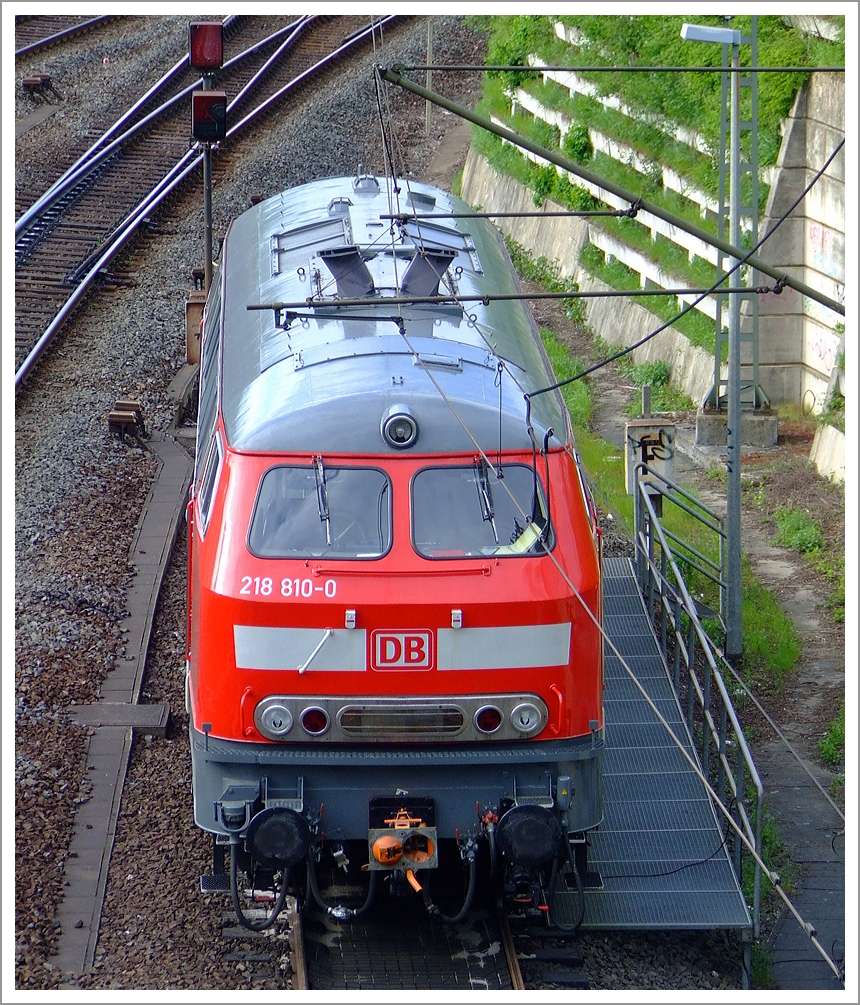 Hier in der Frontansicht kann man sehr gut die Scharfenberg-Kupplung sehen...

Die ICE-Schleppdiesellok DB 218 810-0 (ex DB 218 159-2) der DB Fernverkehr AG ist am 01.05.2010 beim Bahnhof Kassel-Wilhelmshöhe abgestellt. 