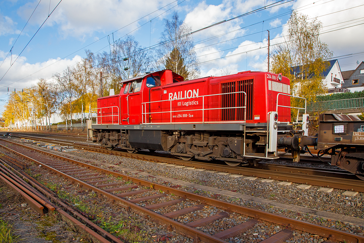 Hier nochmal als Nachschuss...
Die 294 888-3 (98 80 3294 888-3 D-DB), eine remotorisierte V 90 der DB Cargo AG fährt am 01.11.2021mit einem Warmband-Coilzug vom Rbf Kreuztal nach Ferndorf.
