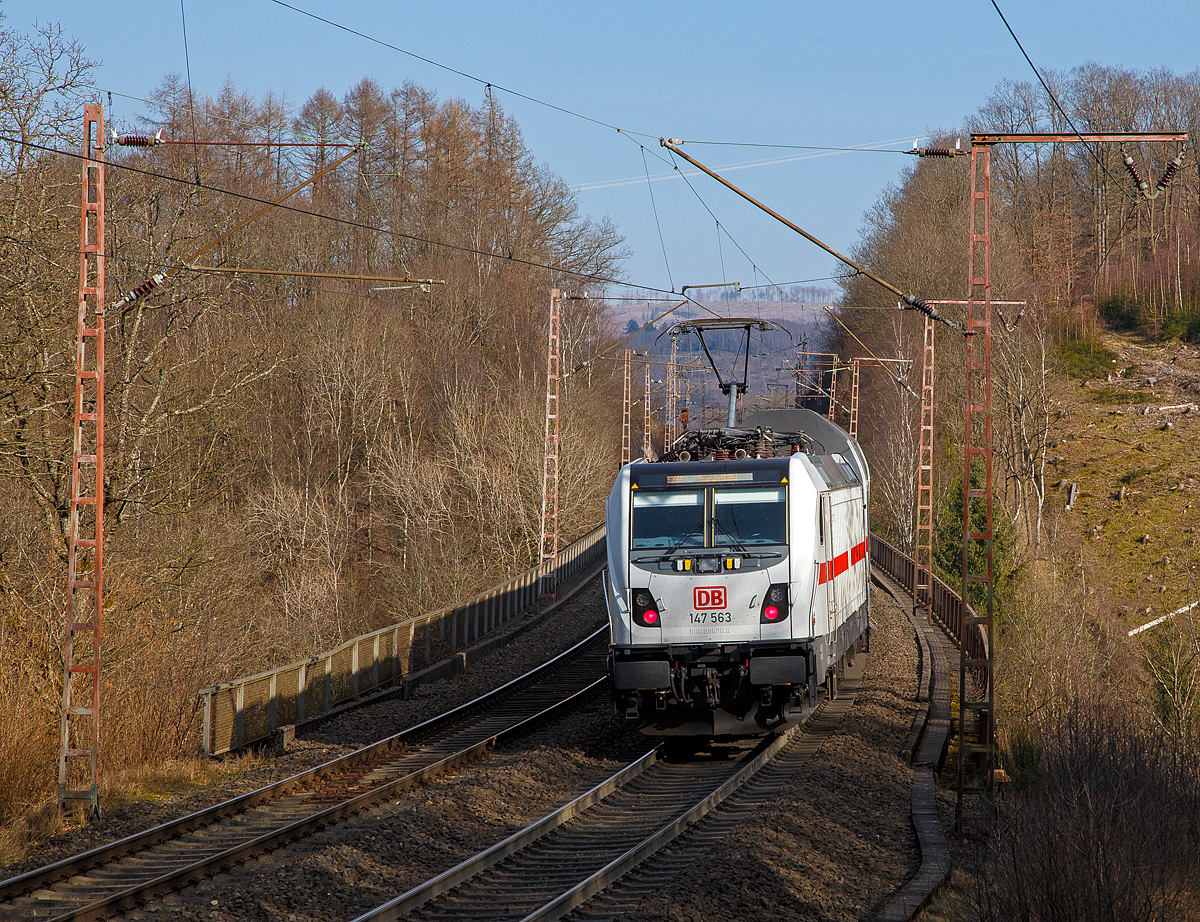 Hier nun als Nachschuss.....
Die 147 563 (91 80 6147 563-1 D-DB - IC 4887) schiebt den IC2, am 07.03.2022, als IC 2321 (Norddeich Mole - Münster  -  Siegen – Frankfurt/Main) nun über den Rudersdorfer Viadukt in Richtung Frankfurt.  

Die TRAXX P160 AC3 wurde 2018 von Bombardier in Kassel gebaut und an die DB Fernverkehr AG geliefert. Sie hat die Zulassungen für Deutschland. Für die Schweiz ist die Zulassung auch vorgesehen, daher hat sie auch vier Stromabnehmer, doch wurde noch keine Zulassung durch die Schweiz vom Hersteller erlangt.