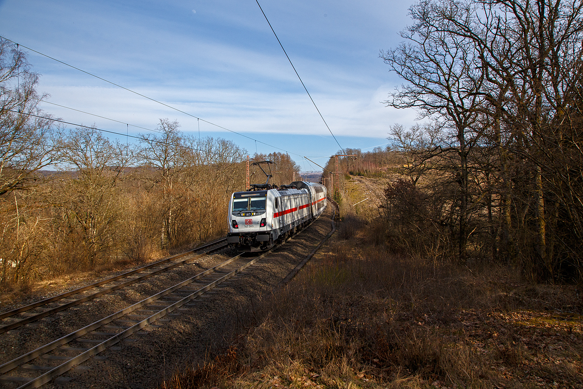 Hier nun als Nachschuss.....
Die 147 563 (91 80 6147 563-1 D-DB - IC 4887) schiebt den IC2, am 07.03.2022, als IC 2321 (Norddeich Mole - Münster  -  Siegen – Frankfurt/Main) nun über den Rudersdorfer Viadukt in Richtung Frankfurt.  

Die TRAXX P160 AC3 wurde 2018 von Bombardier in Kassel gebaut und an die DB Fernverkehr AG geliefert. Sie hat die Zulassungen für Deutschland. Für die Schweiz ist die Zulassung auch vorgesehen, daher hat sie auch vier Stromabnehmer, doch wurde noch keine Zulassung durch die Schweiz vom Hersteller erlangt.