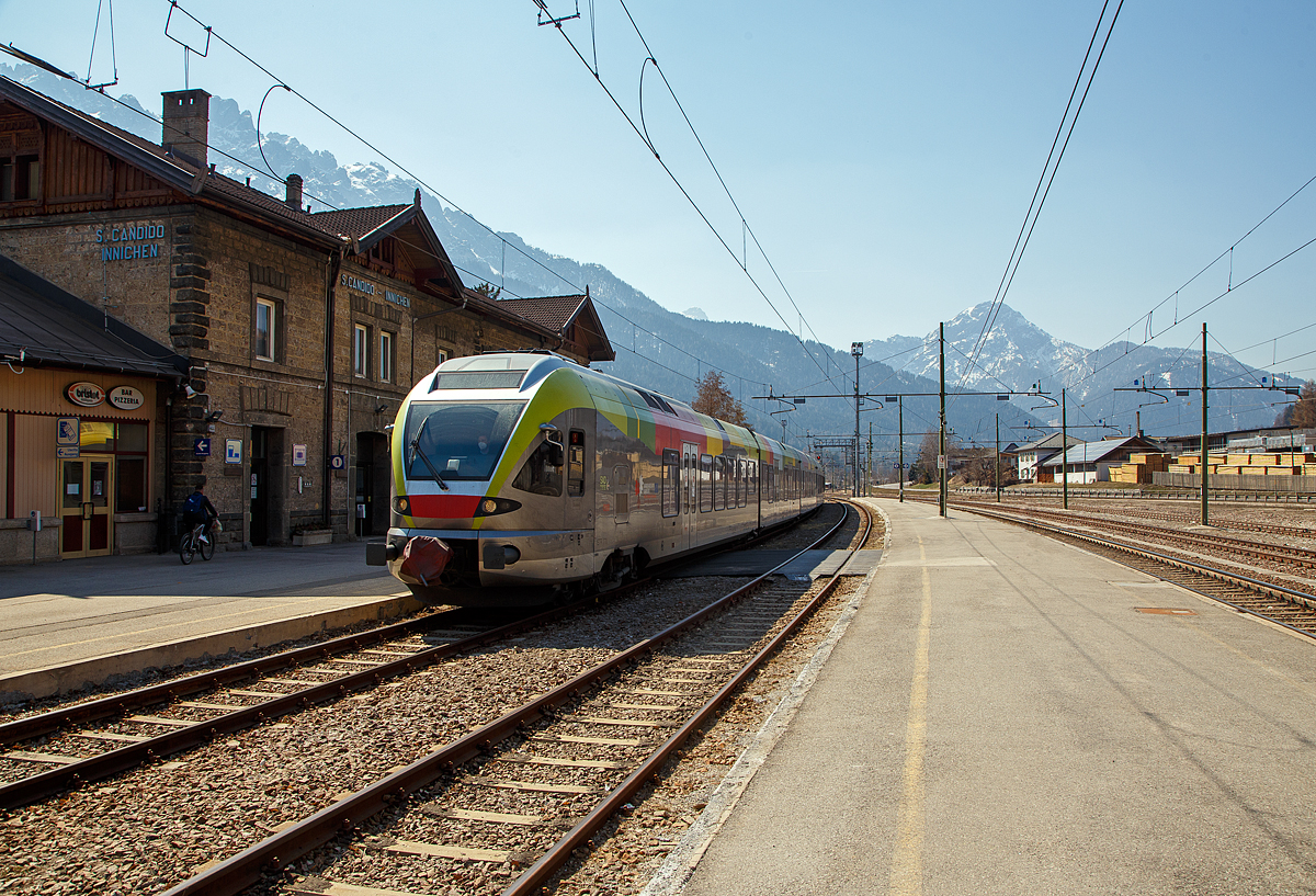 Hier rollt er mit gesenktem Stromabnehmer aus, bevor er den anderen Stromabnehmer, für den in Österreich üblichen, Einphasenwechselstrom (15 kV 16,7 Hz) wieder anhebt. 

Auf der Pustertalbahn von Franzensfeste bis Innichen wird unter dem in Italien üblichen 3 kV Gleichstrom gefahren. Im Bahnhof Innichen ist die Trennungsstelle auf 15 kV 16,7 Hz Einphasenwechselstrom. Ostwärts wird dann das Netz der ÖBB - Österreichischen Bundesbahnen befahren.


Der SAD ETR 170 007, ein sechsteiliger Mehrsystem Stadler FLIRT (MS für I / A) der SAD Nahverkehr AG / SAD Trasporto locale, erreicht am 27.03.2022, als Regionalzug „Pustertalbahn“ von Franzensfeste/Fortezza (I) nach Lienz in Osttirol (A), den Bahnhof Innichen / San Candido im Hochpustertal (im Osten Südtirols). Hier rollt er mit gesenktem Stromabnehmer aus, bevor er den anderen Stromabnehmer, für den in Österreich üblichen, Einphasenwechselstrom (15 kV 16,7 Hz) wieder anhebt. 

Auf der Pustertalbahn von Franzensfeste bis Innichen wird unter dem in Italien üblichen 3 kV Gleichstrom gefahren. Im Bahnhof Innichen ist die Trennungsstelle auf 15 kV 16,7 Hz Einphasenwechselstrom. Ostwärts wird dann das Netz der ÖBB - Österreichischen Bundesbahnen befahren.

Diese sechsteiligen Mehrsystem-Elektrotriebzüge vom Typ Stadler FLIRT wurden für den grenzüberschreitenden Verkehr zwischen Italien und Österreich konzipiert. Die 160 km/h schnellen Züge werden auf den Linien Meran-Bozen-Brenner, Unterland Trento-Ala und Franzensfeste-Innichen-Lienz (Pustertal) eingesetzt. Die aktuelle Flotte besteht derzeit aus 25 FLIRTs. Sie sollen auch noch im Vinschgau (Meran-Mals), unter 25 kV 50 Hz, eingesetzt werden. So sind diese ETR 170 für drei Stromsysteme 15kV/16,7Hz; 25kV/50Hz und  3kV DC ausgerüstet. Sie sind mit dem Zugsicherungssystem ETCS ausgestattet. Die Flachbautechnik ermöglicht den direkten Einstieg ohne Podest. Der klimatisierte Innenraum und das offene und transparente Design machen die Reise mit angenehm für die Passagiere. Ein modernes Informationssystem versorgt die Fahrgäste mit allen notwendigen Informationen, sie sind zudem mit WLAN ausgestattet. 