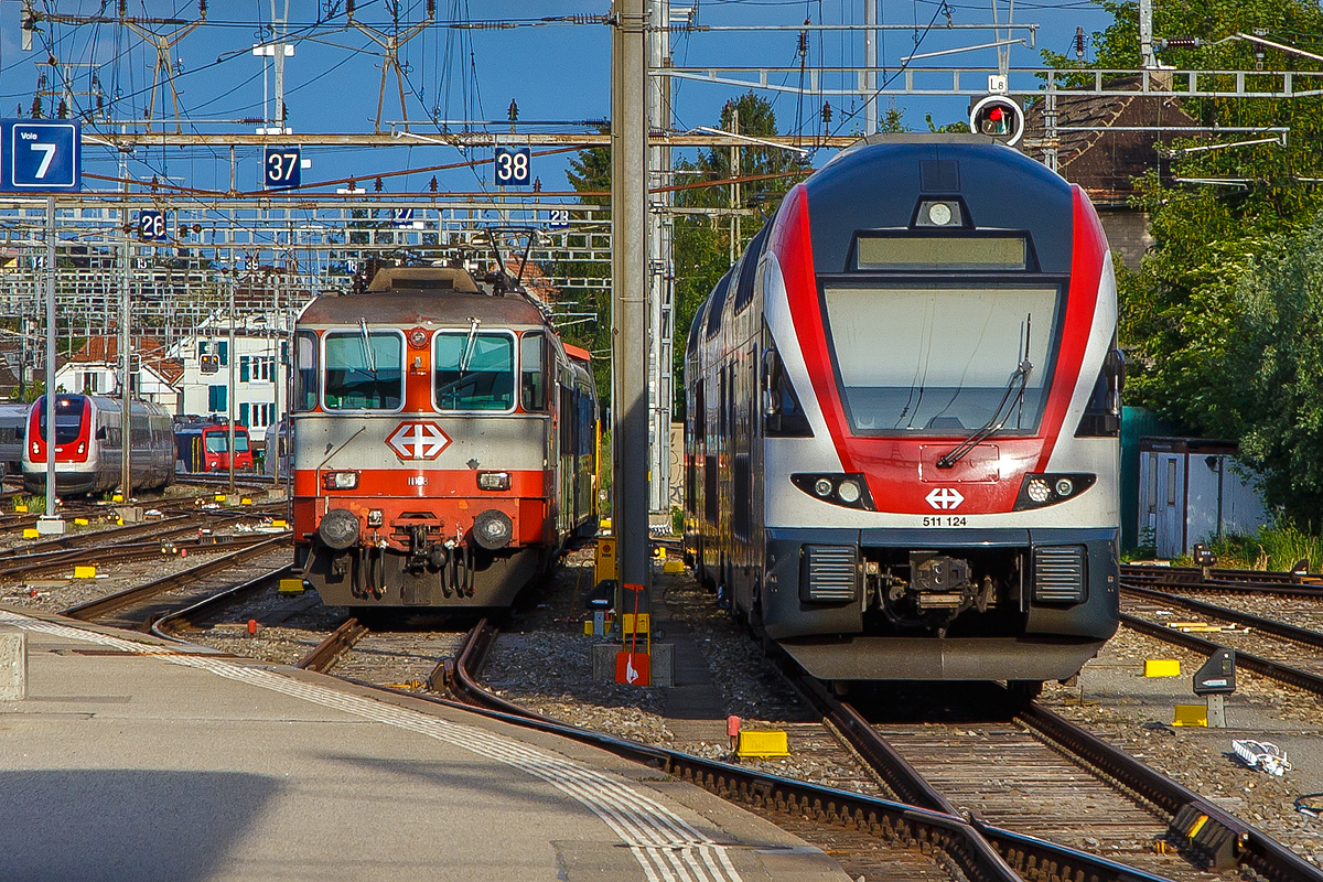 
Hier war mein Objekt der Begierde weniger der rechts SBB Stadler DOSTO bzw. KISS 511 124 sondern links die ehemalige Swiss-Express-Lokomotive SBB Re 4/4 II 11108 (UIC 91 85 4 420 108-3 CH-SBB) die mir vor der Nase bzw. Linse am 21.05.2018 im Bahnhof Biel/Bienne wegläuft.