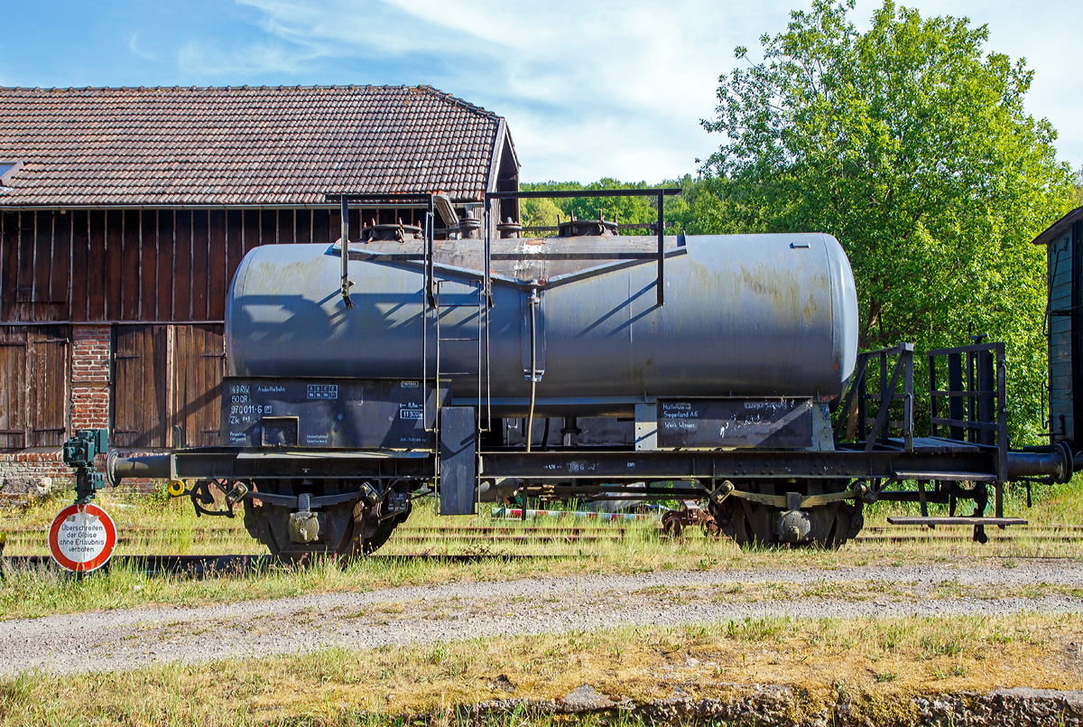 Historischer Kesselwagen 43 50 970 011-6 der Gattung Zk 043 fr Salzsure, Baujahr 1943, ehemaliger Privatwagen der Httenwerke Siegerland AG (spter Hoesch Siegerlandwerke), Werk Wissen, am 31.05.2020 am ehemaligen Bahnhof Niederfischbach (Asdorftalbahn).

TECHNISCHE DATEN (laut Anschriften):
Spurweite: 1.435 mm (Normalspur)
Achsanzahl: 2
Lnge ber Puffer: 8.800 mm
Achsabstand: 4.500 mm
Tankvolumen: 10.000 l
Eigengewicht: 11.300 kg
Gesamtgewicht: 21.000 kg (ab Streckenklasse D)