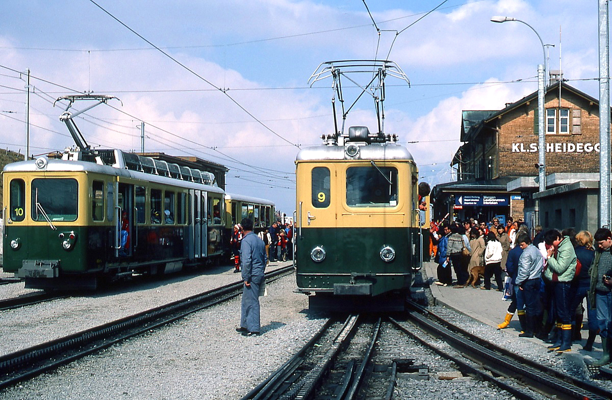 Hochbetrieb im Juni 1990 auf der Kleinen Scheidegg. Die unterschiedlichen Fronten der beiden Bauserien der BDeh 4/4 sind hier gut erkennbar.