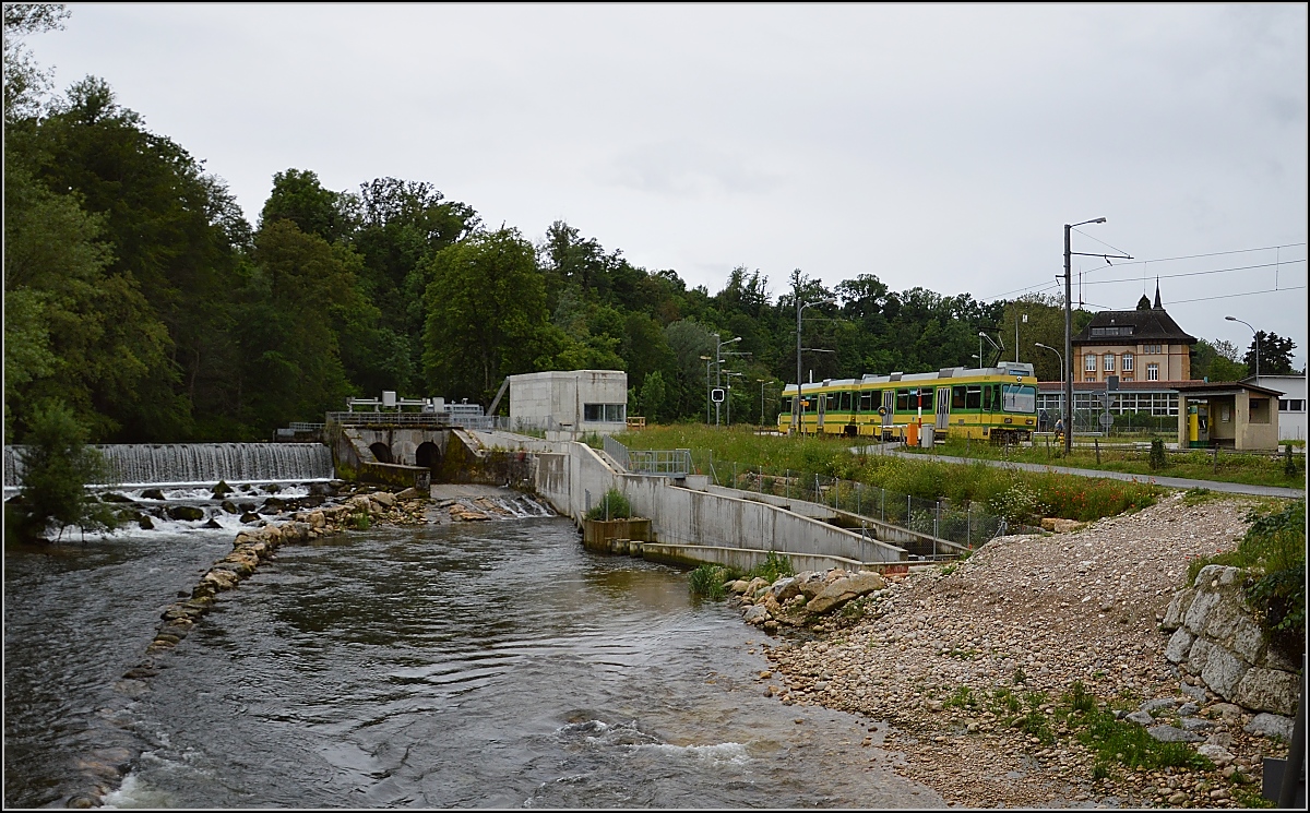 Hochflurfahrzeug Be 4/4 502 der Neuenburger Tram auf der Fahrt entlang der Areuse in Boudry. Juni 2016. 