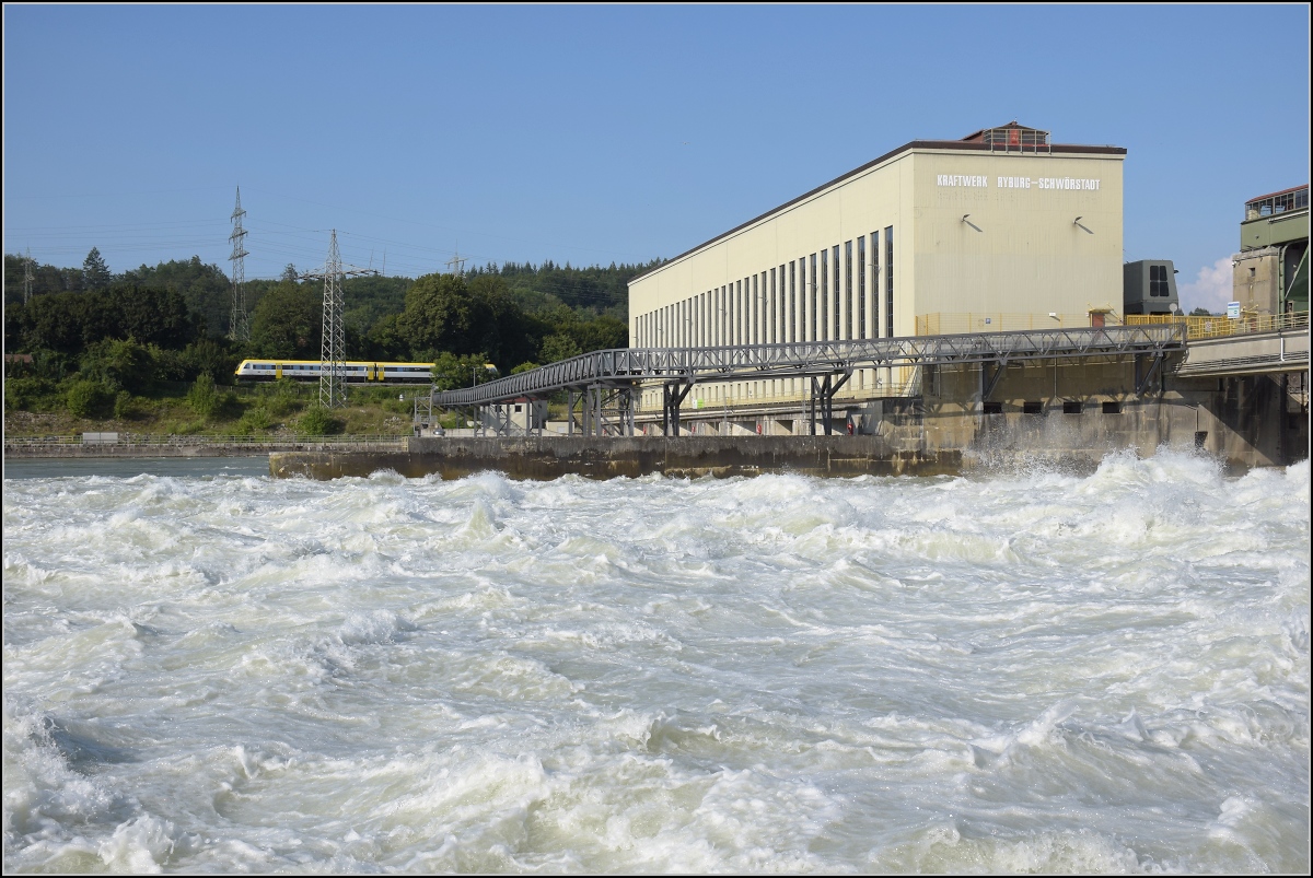 Hochwasser am Hochrhein.

Die unbändige Kraft des Hochrheins lässt sich hier an seinem leistungsfähigsten Kraftwerk nicht leugnen. Immerhin 120 MW können hier bei optimalen Bedingungen erzeugt werden. Nichtsdestotrotz hört man den 612 auf der deutschen Seite ganz deutlich. Möhlin, Juli 2021. 