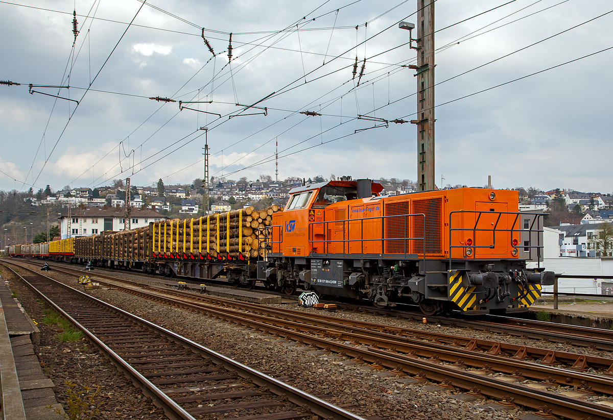 Holztransport im Siegerland:
Gewaltige Forstschäden an dem kompletten Fichtenbestand durch den Borkenkäfer sind in der Region zu beobachten. Mit der Abholzung kommt man nicht hinterher. Zuvor konnte ich die Zusammenstellung des Zuges in Siegen-Eintracht auf dem Betriebsgelände der KSW (Eisern-Siegener Eisenbahn NE 437) beobachten. 

Nun (am 21.04.2021) fahren zwei Loks der Kreisbahn Siegen-Wittgenstein, die KSW 44 und 45, im Nachschiebetrieb mit dem sehr langen Holzzug durch Siegen und biegen in Richtung Dillenburg ab.Vorn als Zuglok die KSW 45 (98 80 0276 016-9 D-KSW), eine MaK G 1204 BB, hier im Nachschuss nicht mehr im Bild.

Hier im Bild die nachschiebende KSW 44 (92 80 1271 004-4 D-KSW) , eine MaK G 1000 BB. Ein Nachschiebetriebfahrzeug wird dann geführt, wenn die Belastung des Zughakens des ziehenden Triebfahrzeuges nicht ausreicht. Dann schiebt eine zweite Lokomotive den Güterzug zusätzlich an. Dieser Einsatz erfordert einen Triebfahrzeugführer auf jeder Lok.