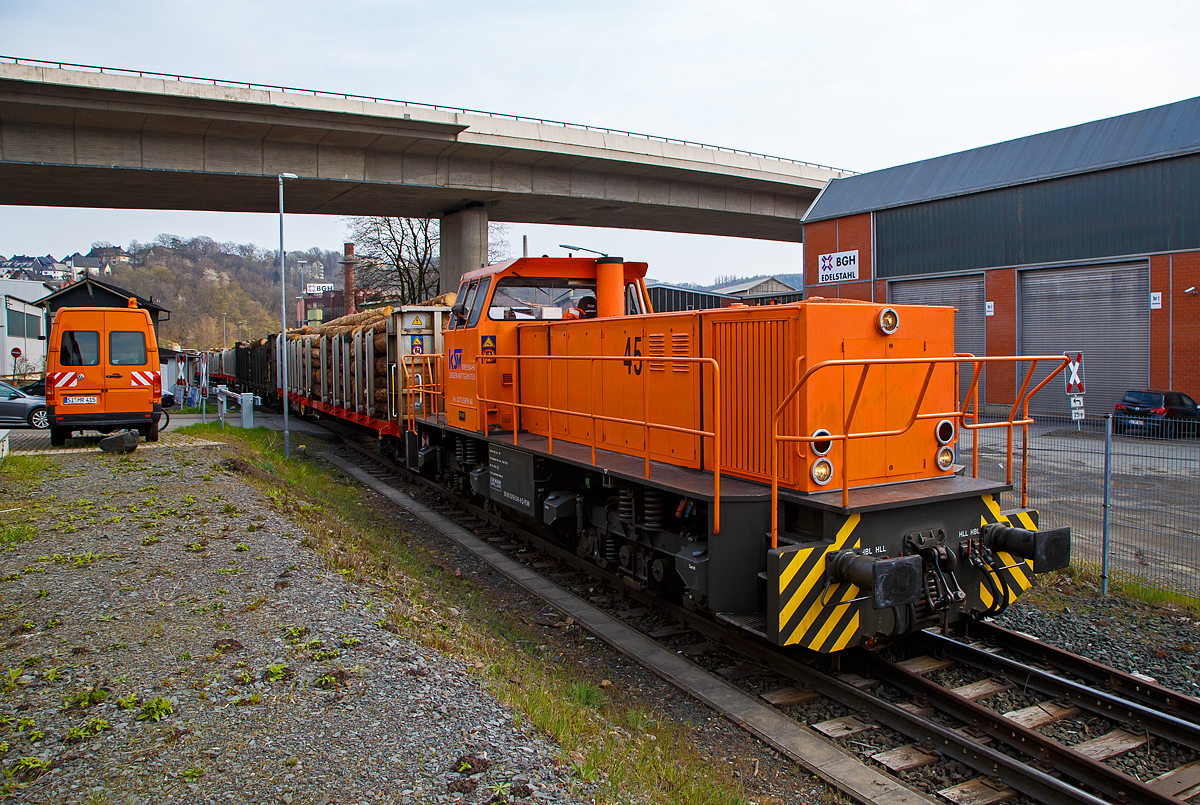 Holztransport im Siegerland:
Gewaltige Forstschäden an dem kompletten Fichtenbestand durch den Borkenkäfer sind in der Region zu beobachten. Mit der Abholzung kommt man nicht hinterher. Hier in Siegen-Eintracht auf dem Betriebsgelände der KSW (Eisern-Siegener Eisenbahn NE 437) findet die Holzverladung der Region, von den LKW´s  auf die Schiene, statt. Nun (am 21.04.2021) sind die Wagen alle beladen und so stellen zwei Loks der Kreisbahn Siegen-Wittgenstein, die KSW 44 und 45, einen langen Holzzug zusammen.

Hier im Bild drückt die KSW 45 (98 80 0276 016-9 D-KSW), eine MaK G 1204 BB, gerade einige Wagen an den Zug heran.
