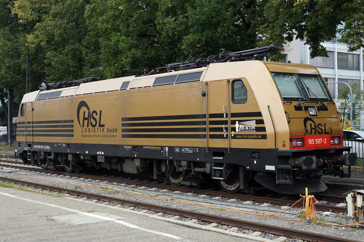 HSL: Aufgrund des Streckenunterbruchs zwischen Baden-Baden und Rastatt Süd (D) übernachtete die 185 595-2, auch GOLDSTÄBCHEN genannt, des Eisenbahnverkehrsunternehmen HSL LOGISTIK GmbH am 24. August 2017 in Singen, wo sie am 25. August 2017 fotografiert werden konnte.
Foto: Walter Ruetsch