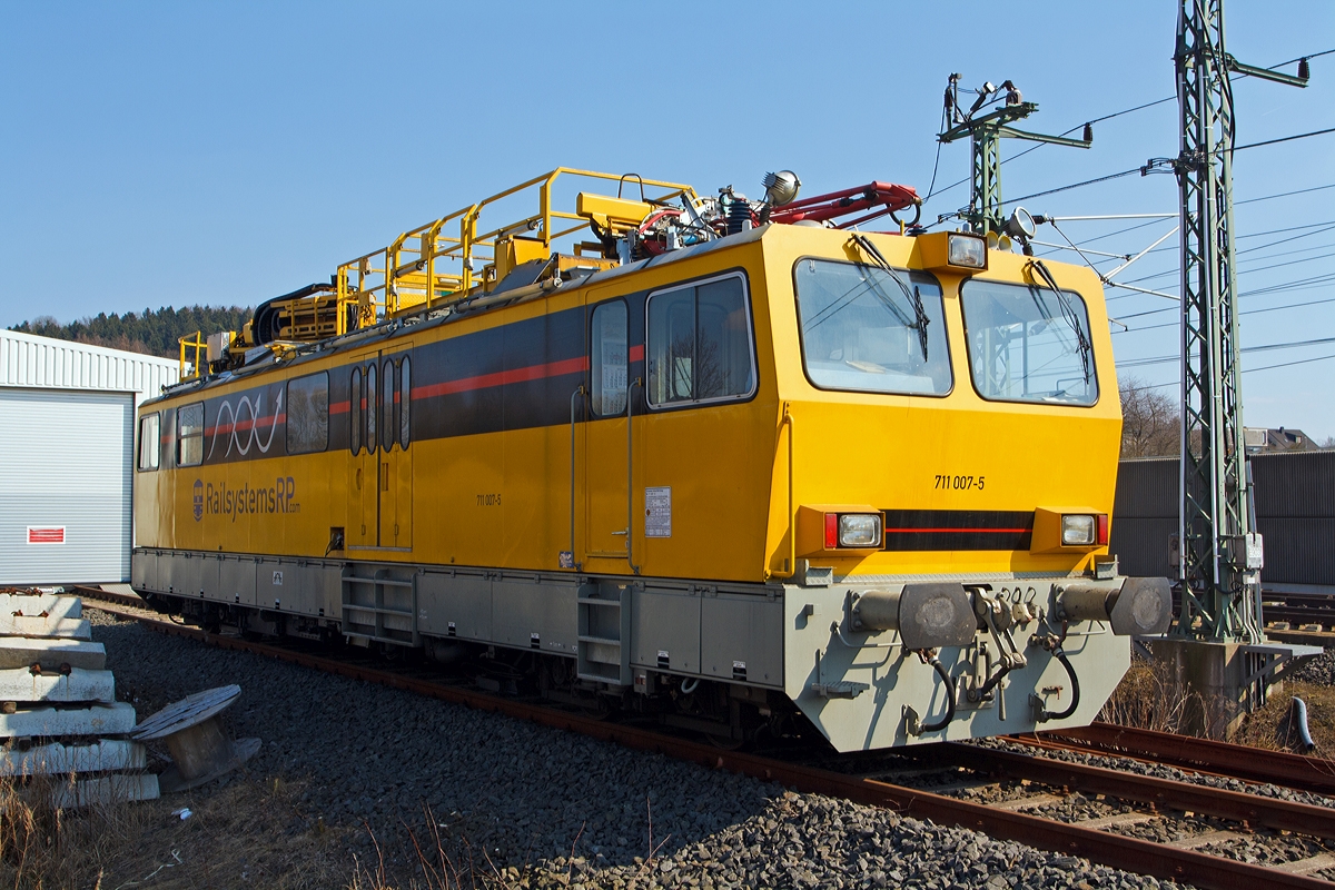 
Hubarbeitsbhnen-Instandhaltungsfahrzeug fr Oberleitungsanlagen (HIOB) 711 007-5 der RAILPOOL RAILSYSTEMS RP GmbH (ex DB Netz AG 711 007-5), abgestellt am 07.04.2014 beim ICE-Bahnhof Montabaur.

Bei der Baureihe 711.0 handelt es sich um neun, in den Jahren 1995 und 1996 von Windhoff in Rheine gebaute Fahrzeuge zur Entstrung und Instandhaltung von Oberleitungsanlagen. Als Nachfolger fr die lteren Turmtriebwagen bestellte die DB Netz bei der Firma Windhoff neun solcher Fahrzeuge.

Die Triebwagen der Baureihe 711.0 besitzen einen ber die gesamte Rahmenlnge reichenden Wagenkasten in Stahlleichtbauweise. Der Wagenkasten beinhaltet einen 8.060 mm langen Werkstattraum, den Fhrerstand 1 mit 2.400 mm Lnge und den kombinierten Aufenthaltsraum mit Fhrerstand 2, hier befinden sich auch der Videoarbeitsplatz und das Vakuum WC.

Auf dem Dach der Kabine befinden sich, angefangen ber dem Fhrerstand 1, ein Messstromabnehmer der Bauart WBL 85 dessen Anpressdruck manuell regelbar ist, es folgt die Fahrdraht- und Tragseilhebeeinrichtung von dem Hersteller Atlas, anschlieend ist eine Hubarbeitsbhne mit den Abmessungen 3.500 mm x 1.600 mm vorhanden, diese kann hydraulisch um 1.400 mm angehoben werden. Mit der Hubarbeitsbhne kombinierbar ist die freischwenkbare Hubarbeitsbhne, mit den Abmessungen 1.500 mm x 1.600 mm. Beide Bhnen erreichen im Gleichlauf eine maximale Hhe ber SO von 5.200 mm, die freischwenkbare Hubarbeitsbhne alleine bis zu 20 m. Zuletzt ist noch eine Videokamera vorhanden, welche ein Bild des angelegten Stromabnehmers an den Videoarbeitsplatz sendet, von wo aus die Aufzeichnungen in Echtzeit kommentiert werden knnen.

Die  HIOB  verfgen ber ein Lauf- und ein Triebdrehgestell, beide sind annhernd baugleich und besitzen zwei durch Megifedern gefhrte Achsen mit Monoblockrdern. Verzgert werden die Fahrzeuge durch eine Motor- und eine Druckluftbremse. Die selbstttige indirekte und die nichtselbstttige direkte Druckluftbremse wirken jeweils auf Graugussbremskltze an allen Achsen, beide Bremsen sind mehrlsig. Zum Festhalten des stehenden Fahrzeugs ist eine elektropneumatisch gesteuerte Federspeicherbremse vorhanden.

Fr die Streckenfahrt ist ein 6-Zylinder-MAN-Dieselmotor mit Abgasturbolader und Ladeluftkhlung vom Typ D 2876 LOH 01 vorhanden, dieser hat eine Leistung von 338 kW (460 PS) bei 1.800/min. Die Leistungsbertragung geschieht ber ein hydrodynamisches Getriebe auf beide Achsen des Triebdrehgestells. 
Fr die Arbeitsfahrt bzw. fr den Antrieb der Hydraulikpumpe wurde ein 4-Zylinder-MAN-Dieselmotor vom Typ D 0824 LFL 02 mit 118 kW (160 PS) bei 2.400/min verbaut. Der erzeugte ldruck treibt unteranderem einen in den Antriebsstrang eingebauten Hydraulikmotor an. Durch diese Bauweise ist es mglich fr Streckenfahrt, mit hherer Geschwindigkeit, beide Motoren parallel zu betreiben, um so eine recht hohe Leistung zu erhalten. 

Fr den Betrieb sind zwei Stromsysteme installiert. Zur Nutzung von handelsblichen Werkzeugen ist ein Drehstromnetz 230/400 V mit 10 kVA vorhanden. Das gesamte Fahrzeug wird durch ein 24 V-Netz betrieben, das seine Energie aus Batterien und, von den Motoren angetriebene, Lichtmaschinen bezieht. Des Weiteren knnen die Batterien ber einen 230 V-Fremdspannungsanschluss geladen werden. 

Gesteuert wird das Fahrzeug ber eine integrierte Fahrzeugsteuerung von Krauss-Maffei, diese bernimmt die Regelung, berwachung und Diagnose aller relevanten Funktionen. Antriebs- und Bremsbefehle werden ber einen, auf dem Fhrerpult integrierten, kombinierten Fahr-/Bremshebel erteilt. Fr deutsche Triebfahrzeuge fast selbstverstndlich sind herstellerseitig eine Indusi I 60R, eine Zeit/Zeit Sifa und Zugfunk. Auerdem haben die Fahrzeugen 711 007 bis 009 eine LZB 80 eingebaut. 

Das Fahrzeug, wie auch 711 002 und 009, wurde 2009 von der DB Netz AG an die Railsystems RP GmbH verkauft.

Seine technischen Mglichkeiten:
- frei um ca.330 schwenkbare Hubarbeitsbhne mit eine Auslegung von 20 m Hhe und bis 12 m seitlich (z.B. 18 m auf 8 m seitlich)
- Scherenhub- und Montagebhne Lnge 5,00 m, Arbeitshhe Bhnenboden: 3,80 ࠓ 5,20m SO
- Fahrdraht- und Tragseilanhebevorrichtung bis 8,0m SO, seitliche Verschiebbarkeit 600 mm
- Mestromabnehmer zur Messung der Fahrdrahtlage und Kettenwerke mit Videoaufzeichnung, nach Umbauarbeiten
- Abgasfilter fr Tunnelarbeiten
- Arbeits- und Revisionsfahrt 0,5 - 10 km/h
Somit besitzt das Fahrzeug alle notwendigen Anlagen zur Oberleitungsmontage, Instandhaltung und Havariebeseitigung. 


Technische Daten:
Hersteller: Windhoff Bahn- und Anlagentechnik GmbH, Rheine
Fabriknummer: 2433 (am Fahrzeug konnte ich jedoch 160 727/7 lesen)
Baujahr: 1996
EBA-Nummer: EBA 95S02M 007

Spurweite: 1.435 mm
Achsformel:  2'B'
Lnge ber Puffer: 17.240 mm
Hhe:  4.680 mm (Grundstellung der Gerte)
Breite:  3.000 mm
Drehzapfenabstand:  11.000 mm
Drehgestellachsstand:  1.800 mm
Leergewicht:  61,0 t
Dienstgewicht:  66,0 t
Radsatzfahrmasse:  max. 16,5 t
Nutzlast:  5 t      
Zul. Anhngelast:  80 t     
Hchstgeschwindigkeit:  120 km/h
Zul. Schleppgeschwindigkeit: 140 km/h
Zur Mitfahrt zugel. Personen: 12
Zugelassene Streckenklasse: B2 oder hher
Traktionsleistung:  6-Zylinder-MAN-Dieselmotor mit Abgasturbolader und Ladeluftkhlung vom Typ D 2876 LOH 01 mit einer Leistung von 338 kW (460 PS) 
Arbeitsmotor: 4-Zylinder-MAN-Dieselmotor vom Typ D 0824 LFL 02 mit 118 kW (160 PS) Leistung bei 2.400/min
Leistungsbertragung:  hydrodynamisch (bzw. hydraulisch bei Arbeitsfahrt)
Bremse:  KE-P m. Z
Lokbremse:  Federspeicher