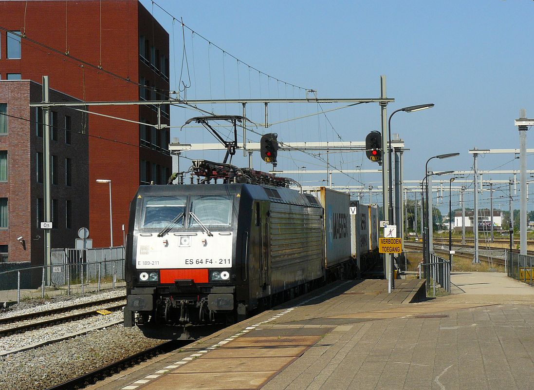 Husa Lok 189 211 mit Containerzug auf Gleis 3 in Breda am 18-07-2013.

Husa elektrische locomotief 189 211 met containertrein over spoor 3 in  Breda 18-07-2013.