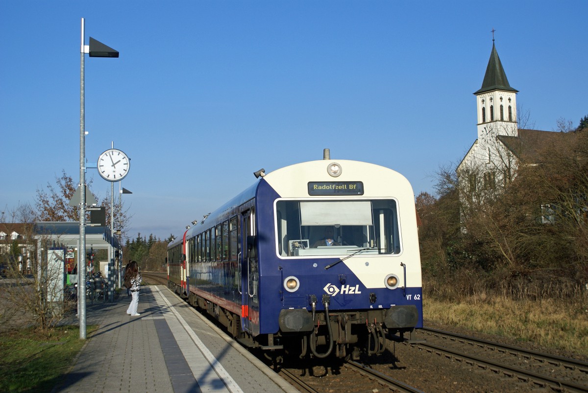 HZL: VT 62 vor der Kulisse der Kirche Stahringen am 6. Dezember 2007. Der Winter war damals auch noch nicht eigekehrt zu dieser Jahreszeit.
Foto: Walter Ruetsch