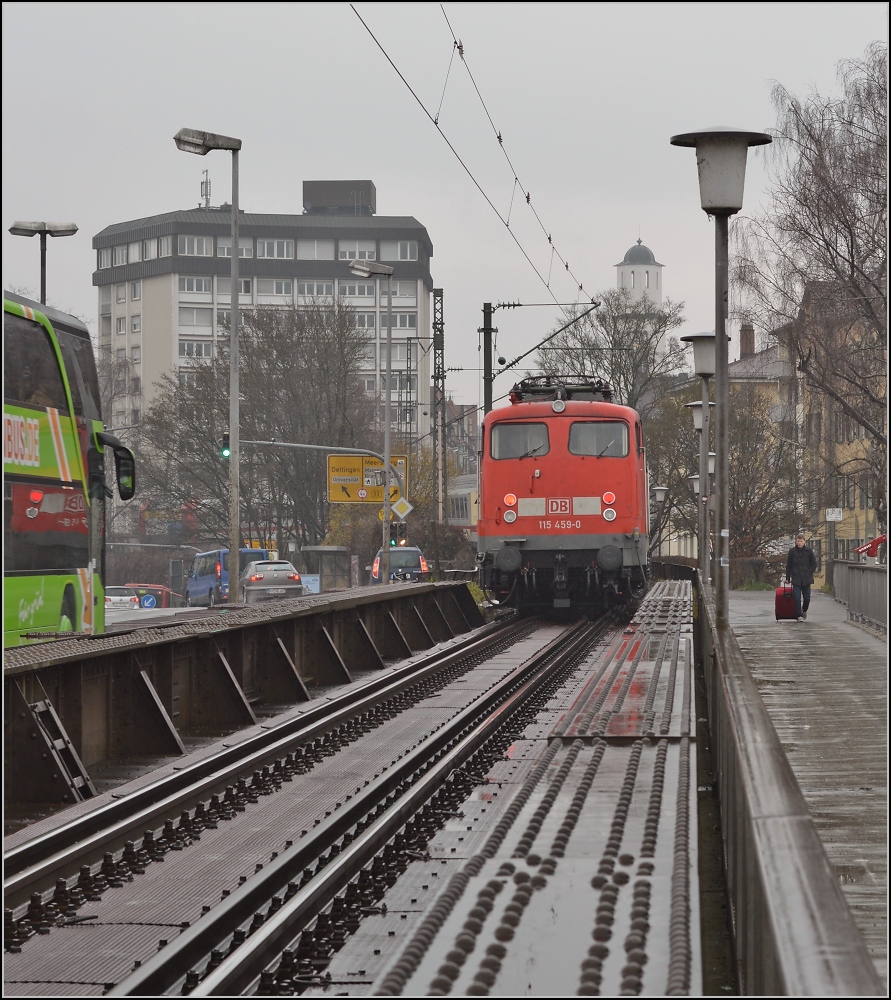 IC 2004 Konstanz – Emden bei der Ausfahrt aus Konstanz.  Steuerwagen  110 459-0 hängt kalt am Zugschluss. Die Lok wurde bereits 1967 in Dienst gestellt, hat aber nach ihrer HU 2013 noch ein paar Tage Betrieb vor sich. März 2014.