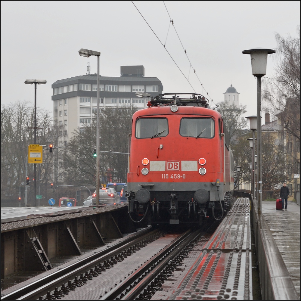 IC 2004 Konstanz – Emden bei der Ausfahrt aus Konstanz.  Steuerwagen  115 459-0 hngt kalt am Zugschluss. Wie oft noch 110er sich in Konstanz regulr zeigen, steht sicher in den Sternen. Drum auch ein Dank an das Vgelchen, das die 110er-Meldung von den Dchern pfiff. Mrz 2014.