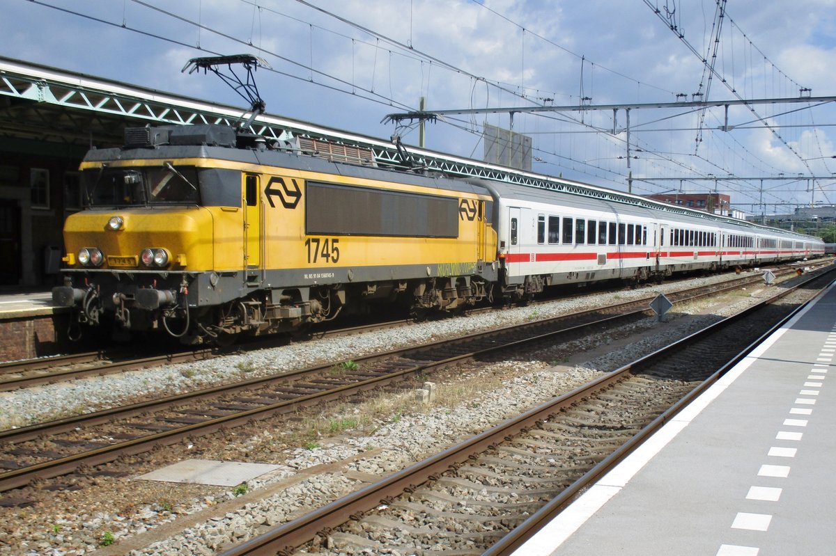 IC Berlijn mit 1745 hält am 20 Juli 2017 in Deventer.