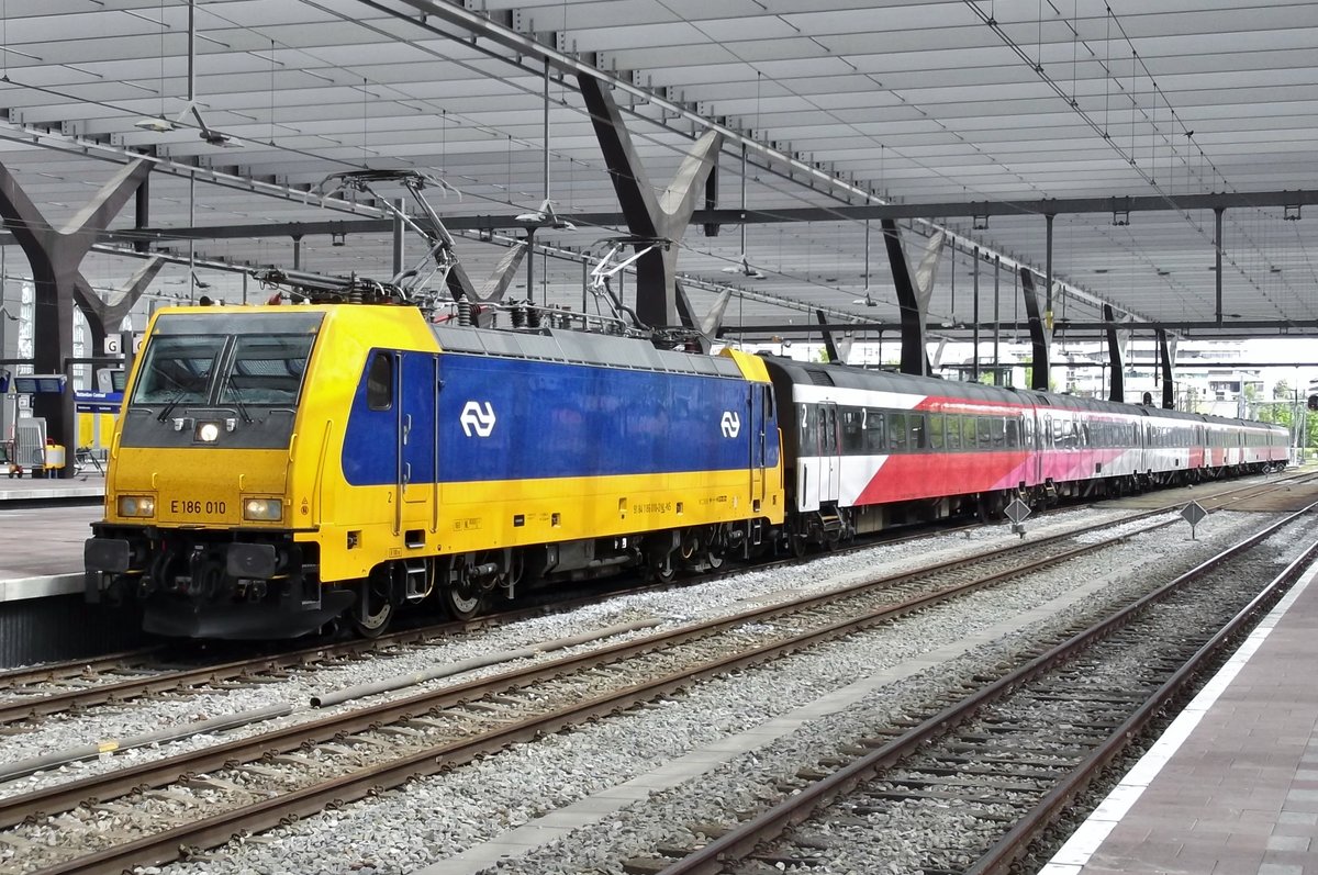 IC-Direct mit 186 010 steht am 14 Mai 2015 in Rotterdam Centraal.