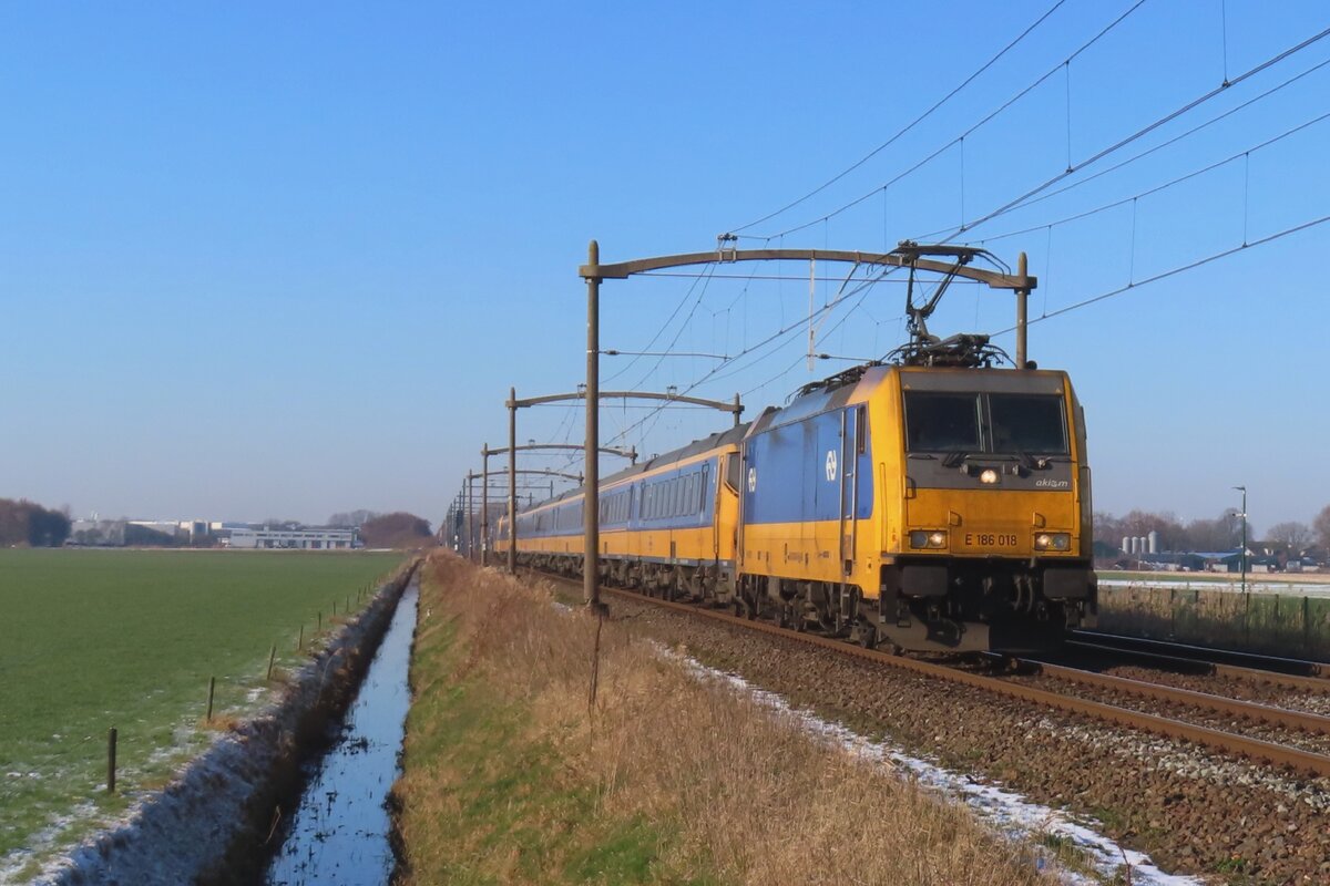 IC-Direct mit 186 018 durcheilt am 19 Jänner 2024 Hulten.