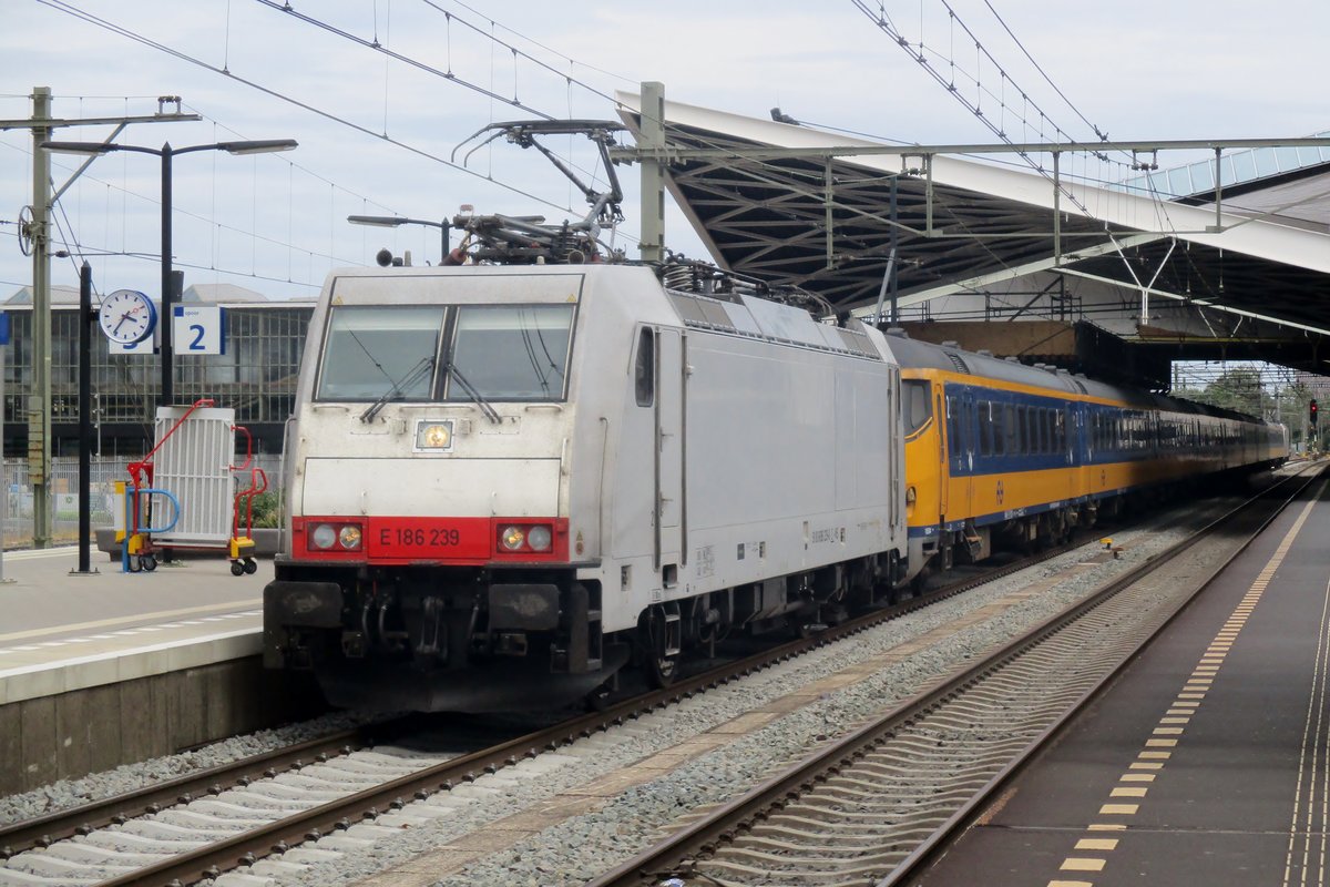 IC-Direct mit 186 239 steht in Tilburg am 29 Juli 2018. 