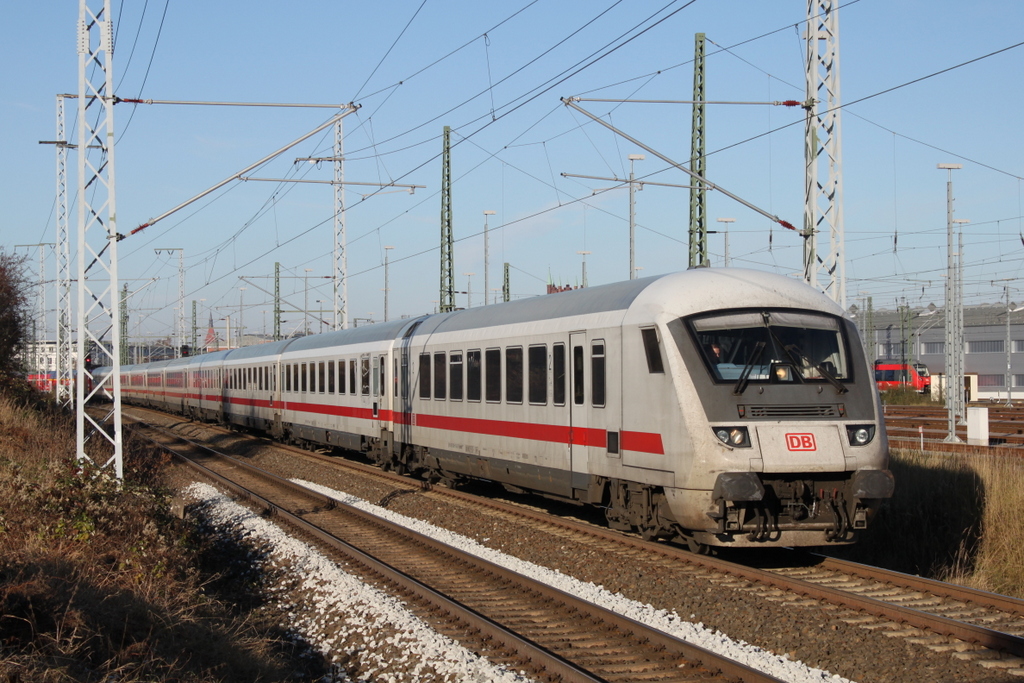 IC-Steuerwagen(Bpmbdzf)als IC 2303 von Rostock Hbf nach M�nchen Hbf bei der Ausfahrt im Rostocker Hbf.13.11.2016