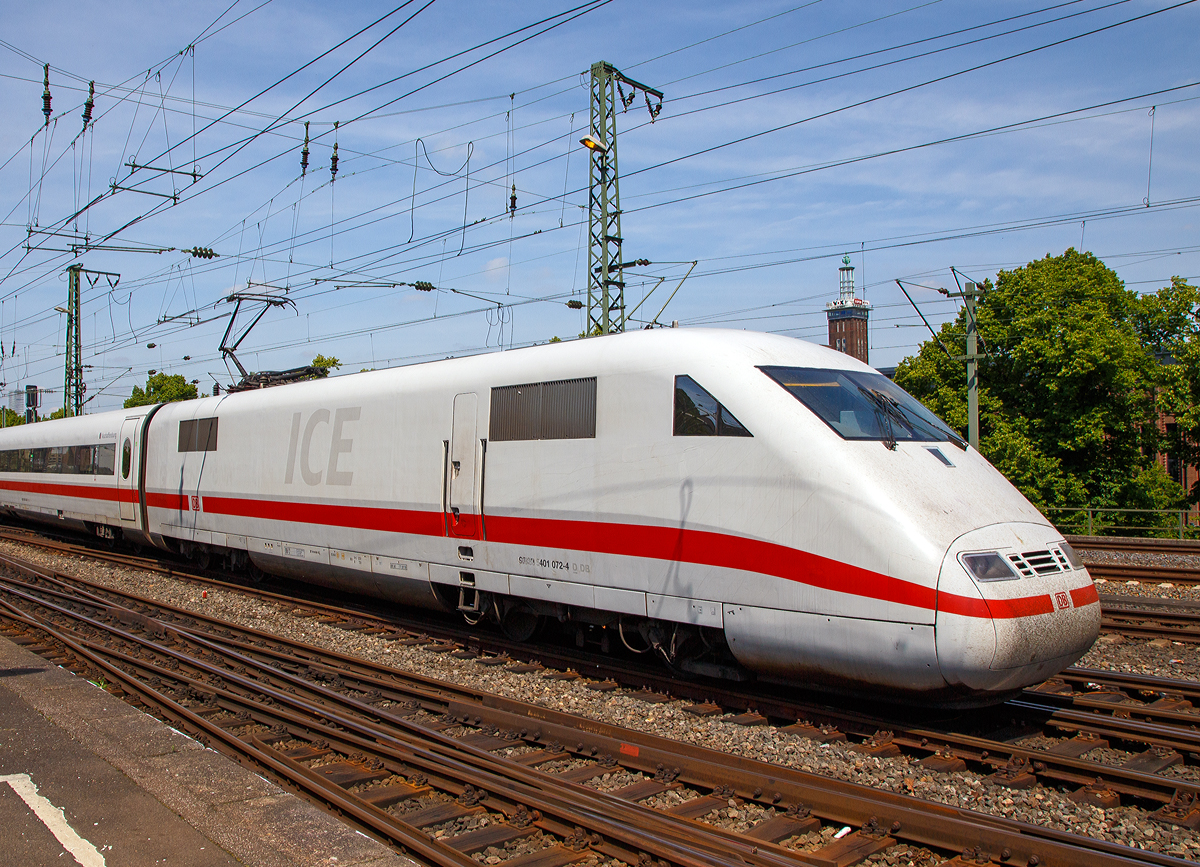 ICE 1 Triebkopf 401 072-4 (93 80 5401 072-4 D-DB) vom ICE 1 - Tz 72  Aschaffenburg  am 01.06.2019 bei der Durchfahrt im Bahnhof Köln Messe/Deutz.

Der Triebkopf wurde 1991 von der Krauss-Maffei AG in München-Allach unter der Fabriknummer 20023 gebaut, der elektrische Teil ist von Siemens.

Der Triebkopf der Baureihe 401 enthält einen Führerstand sowie einen Maschinenraum. Der Führerstand umfasst unter anderem den Fahrstand mit Führerpult, einen Beimann-Sitz und mehrere, hinter dem Triebfahrzeugführer angebrachte Bedienelemente. Der Maschinenraum nimmt – beidseitig eines Mittelgangs, der von einer Tür am Führerstand zum hinteren (im laufenden Betrieb selten genutzten) Ausgang des Triebkopfes führt – Geräte und Aggregate auf. Der Auf- und Abstieg des Triebfahrzeugführers erfolgt über beidseitig in Längsrichtung angeordnete Ausstiegstüren,

Beide Drehgestelle des Fahrzeuges sind angetrieben. Die Dauerleistung der vier fremdbelüfteten Fahrmotoren liegt bei jeweils 1.250 kW, die UIC-Nennleistung je Triebkopf bei 4.800 kW, die größte Anfahrzugkraft bei 200 kN. Das Antriebssystem entspricht in seiner Anordnung dem in der DE 2500 und dem InterCityExperimental erprobten Prinzip des Drehstrom-Asynchronmotors, der beim ICE 1 zusammen mit dem Getriebe und der Bremshohlwelle zwischen Drehgestellrahmen und Fahrzeugrahmen aufgehängt ist. Die Triebköpfe sind eine direkte Weiterentwicklung der Lokomotivbaureihe 120.

Die Triebköpfe 001 bis 020 und 501 bis 520 erhielten Stromrichter auf Basis von Frequenzthyristoren. In alle nachfolgenden Köpfe (Nummern 051 bis 090 und 551 bis 590) wurden Stromrichter mit GTO-Thyristoren eingebaut, die für die charakteristische „Melodie“ beim Anfahren sorgen. Das Gewicht der Triebköpfe mit konventionellen Stromrichtern liegt bei ca. 80,4 Tonnen, mit GTO-Thyristoren liegt die Masse mit rund 78 t zweieinhalb Tonnen niedriger.
Die Triebköpfe verfügen an ihrer Spitze über eine Scharfenbergkupplung, die von einer Abdeckklappe verdeckt ist und ausschließlich als Schleppkupplung zum Einsatz kommt. Im Gegensatz zu den übrigen ICE-Baureihen ist die Kupplung der ICE-1-Züge im planmäßigen Betrieb nicht verwendbar.

Die Triebköpfe des ICE-2-Zuges (Baureihe 402) sind mit den Mittelwagen des ICE 1 kompatibel und werden bei Engpässen auch zusammen mit ICE-1-Zügen eingesetzt. Im Zuge der Bestellung der ICE 2-Züge wurden, neben den anderen 44 Triebköpfen, die in ICE 2-Zügen eingesetzt sind, auch zwei Triebköpfe als Reserve bestellt; Triebkopf 402 045 und Triebkopf 402 046.

Die für den Verkehr in der Schweiz vorgesehenen Triebköpfe sind mit einem zweiten Stromabnehmer nach Schweizer Norm und dem Schweizerischen Zugbeeinflussungssystem Integra-Signum  und heute ETSC ausgestattet. Die übrigen ICE-1-Triebköpfe sind für die Aufnahme des Schweizer Stromabnehmers vorbereitet.

Der Triebkopf 401 0xx hängt üblicherweise an den Wagen der zweiten Klasse, der Kopf mit der Nummer 401 5xx an denen der ersten Klasse.

TECHNISCHE DATEN:
Gebaute Anzahl: 120
Spurweite:  1.435 mm (Normalspur)
Achsformel: Bo'Bo'
Länge:  20.560 mm 
Drehzapfenabstand: 11.460 mm
Achsabstand im Drehgestell: 3.000 mm
Treibraddurchmesser: 1.040 mm (neu) / 950 mm (abgenutzt).
Leergewicht: 78 t (konventionellen Stromrichtern 80,4 t )
Höchstgeschwindigkeit:  280 km/h
Anfahrzugkraft: 	200 kN
Leistung: 4 x 1.250 kW
Dauerleistung:  4.800 kW
Anzahl der Fahrmotoren:  4
