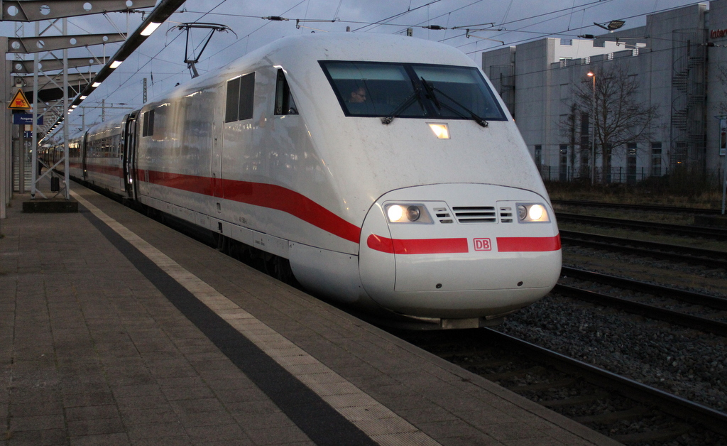 ICE 1178(Greifswald-Hamburg)stand am Morgen des 30.12.2022 im Rostocker Hbf.