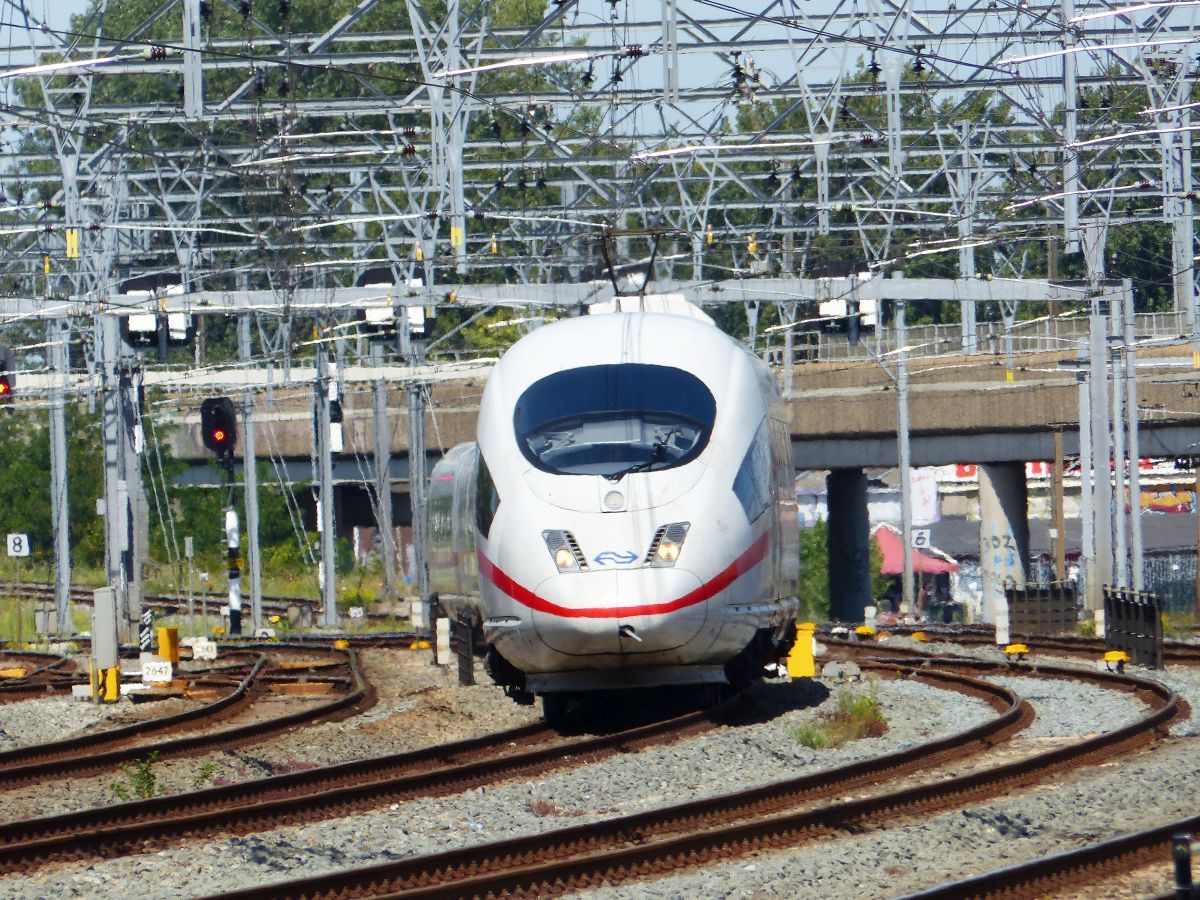 ICE NS treinstel 4653 binnenkomst Utrecht CS 06-08-2020.

ICE NS Triebzug 4653 Ankunft Utrecht Centraal Station 06-08-2020.