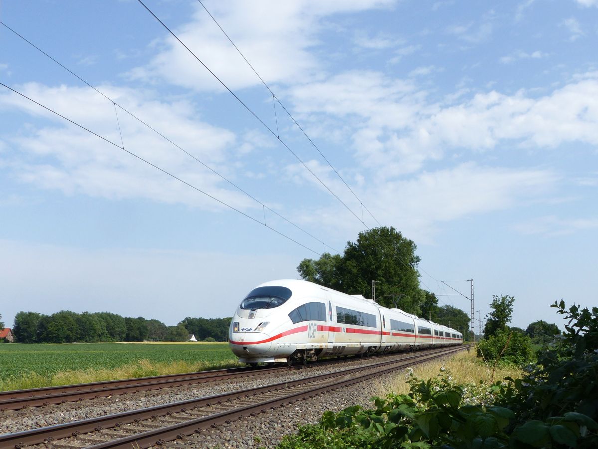 ICE NS Triebzug 4653 Wasserstrasse, Hamminkeln, NRW Deutschland 18-06-2021.

ICE NS treinstel 4653 Wasserstrasse, Hamminkeln Duitsland 18-06-2021.