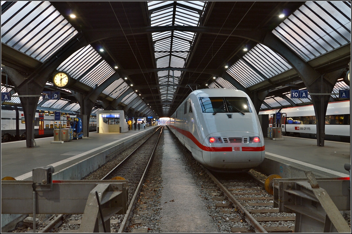 ICE Treibzug 88 in Zürich Hbf. Im Bild Triebkopf 401 088-9. März 2015.