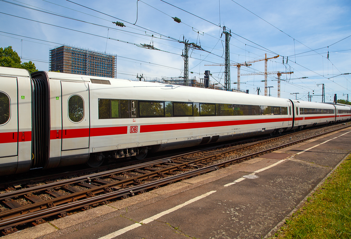 
ICE1 – 1.Klasse Mittelwagen 801 022-5 (93 80 5801 022-5 D-DB) als Wagen Nr. 12 vom ICE 1 - Tz 72  Aschaffenburg  am 01.06.2019 bei der Durchfahrt im Bahnhof Köln Messe/Deutz.

Der Wagen wurde 1991 von der Düsseldorfer Waggonfabrik AG (DUEWAG) unter der Fabriknummer 89749 gebaut.

Die 1.Klasse Mittelwagen der Baureihe 801.0 (Avmz), verfügten bei ihrer Auslieferung über zwei Großraumbereiche mit 2+1-Bestuhlung sowie drei geschlossene Abteile mit je fünf Sitzplätzen. Insgesamt standen 48 Sitzplätze in diesen Wagen zur Verfügung. An die Abteile schloss sich zum Wagenübergang hin eine Toilette an. Im Bereich zum Wagenübergang befanden sich auch drei Schauvitrinen, Schließfächer und verschiedene Mülleimer. Die beiden Großraumbereiche wurden durch einen Garderobenbereich getrennt. Der Sitzabstand (Reihenbestuhlung) lag bei 1.114 mm (nach dem Umbau bzw. Redesign bei 1.010 mm), die Sitzbreite lag bei 500 mm und die Breite des Mittelgangs lag bei 636 mm. 

Im Zuge der ersten ICE-1-Serie (41 Triebzüge) wurden 105 Wagen dieser Gattung bestellt.

TECHNISCHE DATEN:
Spurweite:  1.435 mm (Normalspur)
Gattung: Avmz
Länge: 26.400 mm
Drehgestelle: MD 530 (bis 300 km/h)
Achsabstand im Drehgestell: 2.500 mm
Raddurchmesser: 920 mm (neu) / 860 mm (abgenutzt)
Leergewicht:  53 t
Sitzplätze: 53 (vor Umbau 48)
