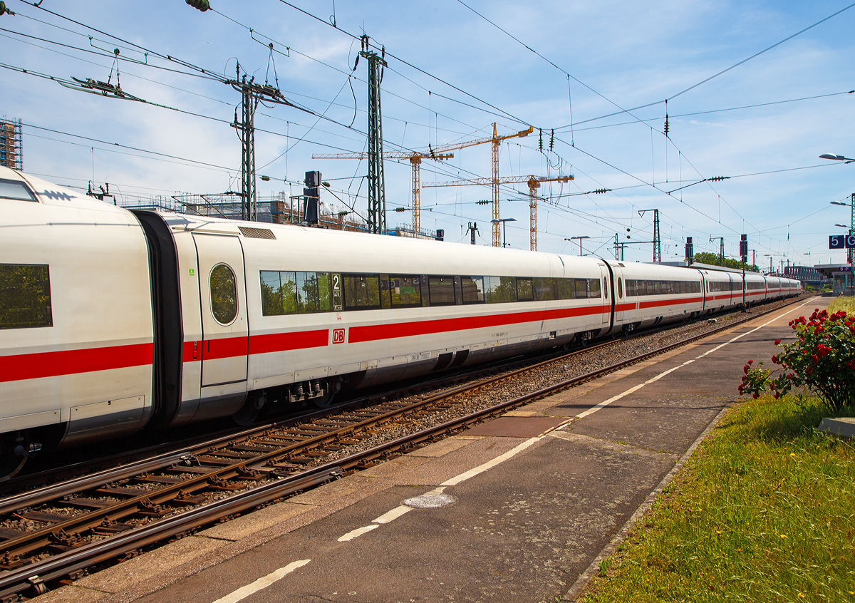 
ICE1 – 2.Klasse Mittelwagen 802 331- 9 (93 80 5802 331-9 D-DB) als Wagen Nr. 7 vom ICE 1 - Tz 72  Aschaffenburg  am 01.06.2019 bei der Durchfahrt im Bahnhof Köln Messe/Deutz.

Der Wagen wurde 1991 von LHB (Linke-Hofmann-Busch GmbH) in Salzgitter unter der Fabriknummer 168 gebaut.

Die 2.Klasse Mittelwagen der Baureihe 802.3 (Bvmz), verfügen über ein Großraumbereich (47 Sitzplätze) in 2+2-Bestuhlung, mit vier Tischen (mit je 4 Vis-à-vis-Plätze). In der zweiten Wagenhälfte befinden sich vier Abteile mit je sechs Sitzplätzen (= 24 Sitzplätze), sowie zwei Toiletten. So finden 71 Reisende einen Sitzplatz, vor der Modernisierung der ICE-1-Züge fanden 66 Reisende hier einen Sitzplatz. 

Der Sitzabstand im Bereich der Reihensitze lag ursprünglich bei 1.025 mm, die Rückenlehnen der zweiten Klasse ließen sich um 40 Grad verstellen. Die Sitze wiesen eine Breite von 480 mm auf.

Im Zuge der ersten ICE-1-Serie (41 Triebzüge) wurden 246 Wagen dieser Gattung bestellt.

TECHNISCHE DATEN:
Spurweite:  1.435 mm (Normalspur)
Gattung: Bvmz
Länge: 26.400 mm
Drehgestelle: MD 530 (bis 300 km/h)
Achsabstand im Drehgestell: 2.500 mm
Raddurchmesser: 920 mm (neu) / 860 mm (abgenutzt)
Leergewicht:  53 t
Sitzplätze: 71 (vor Umbau 66)
