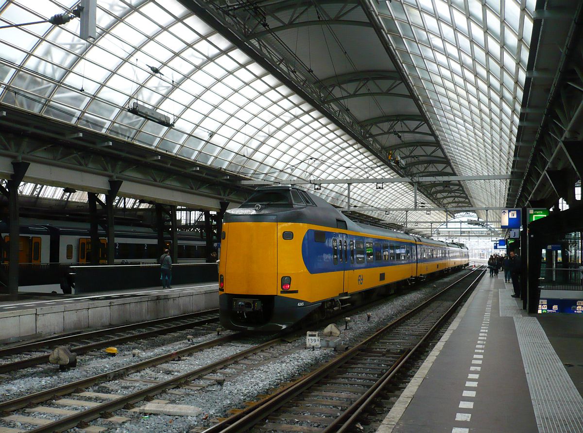 ICM-IV TW 4245 spoor 9 Amsterdam Centraal Station 26-11-2015.

ICM-IV treinstel 4245 spoor 9 Amsterdam CS 26-11-2015.