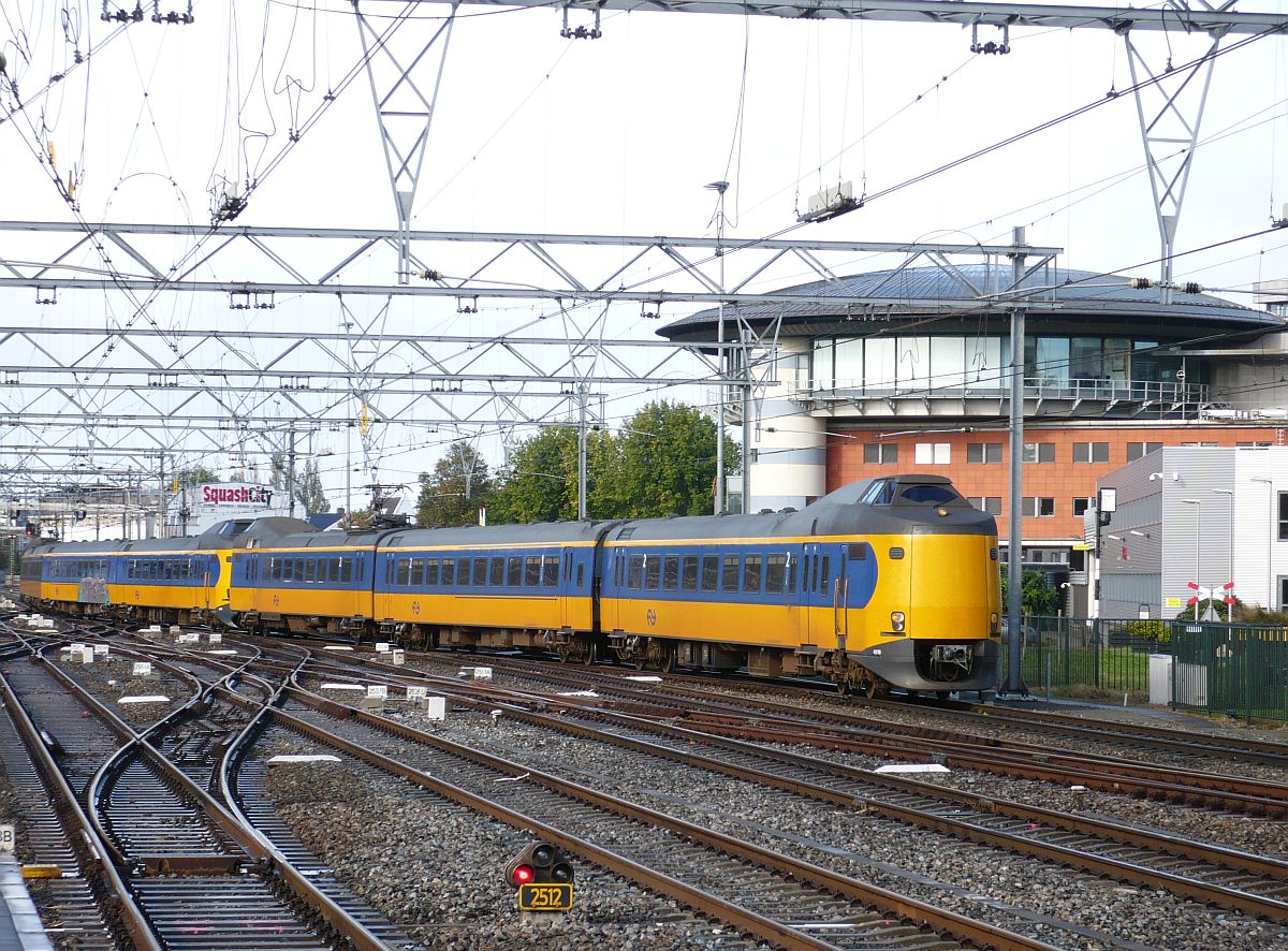 .ICM TW 4018 und 4217 Amsterdam Centraal Station 22-10-2014.

.ICM treinstel 4018 en 4217 Amsterdam Centraal Station 22-10-2014.