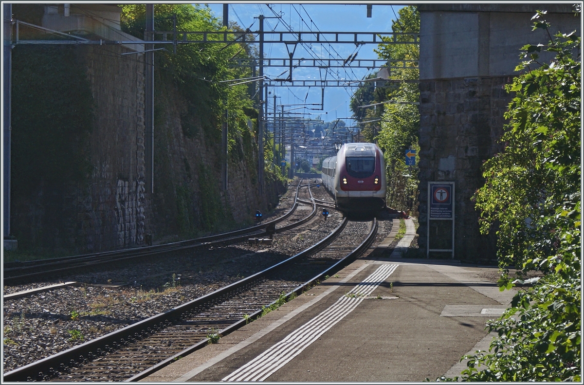 ICN Züge sind kaum auf der Simplon Linie zu sehen, um so erstaunlicher war ich, als ein ICN als IR 90 von Brig nach Genève Aéroport Vevey erreichte. Da griff ich zum Footapparat, trozt hoffnungslosem Gegenlicht.

4. Aug. 2022