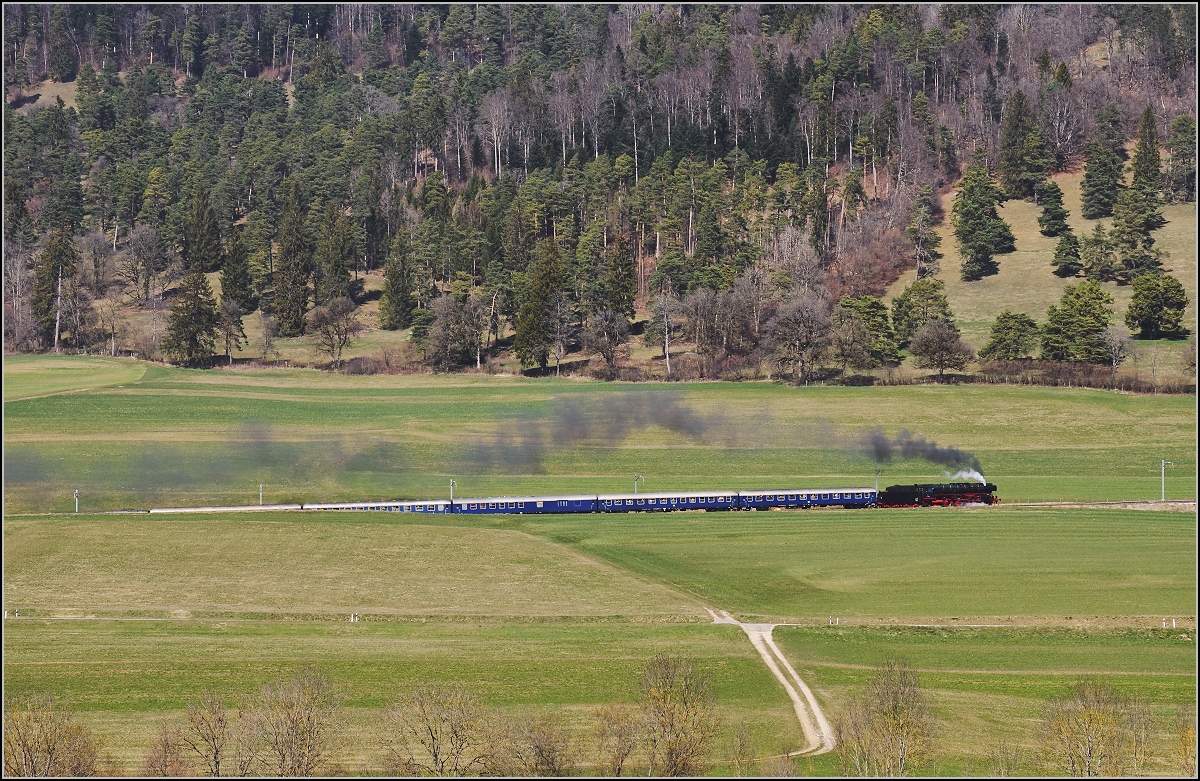 IGE-Abschiedsfahrt vom  Blauen Fernschnellzug . 

In der Steigung zum Col Pierre Pertuis mit 01 202 und Re 4/4 I 10009 zwischen Corgémont und der zweiten Durchfahrt von Sanceboz-Sombeval. März 2019.