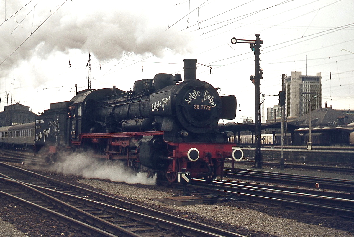 Ihre letzte Fahrt am 31.12.1974 führte die letzte P 8 der DB, die Rottweiler 038 772-0, von Tübingen nach Basel, hier im Badischen Bahnhof. Die Lokomotive wurde 1915 als Königsberg 2459 in Dienst gestellt und 1925 in 38 1772 umgezeichnet.